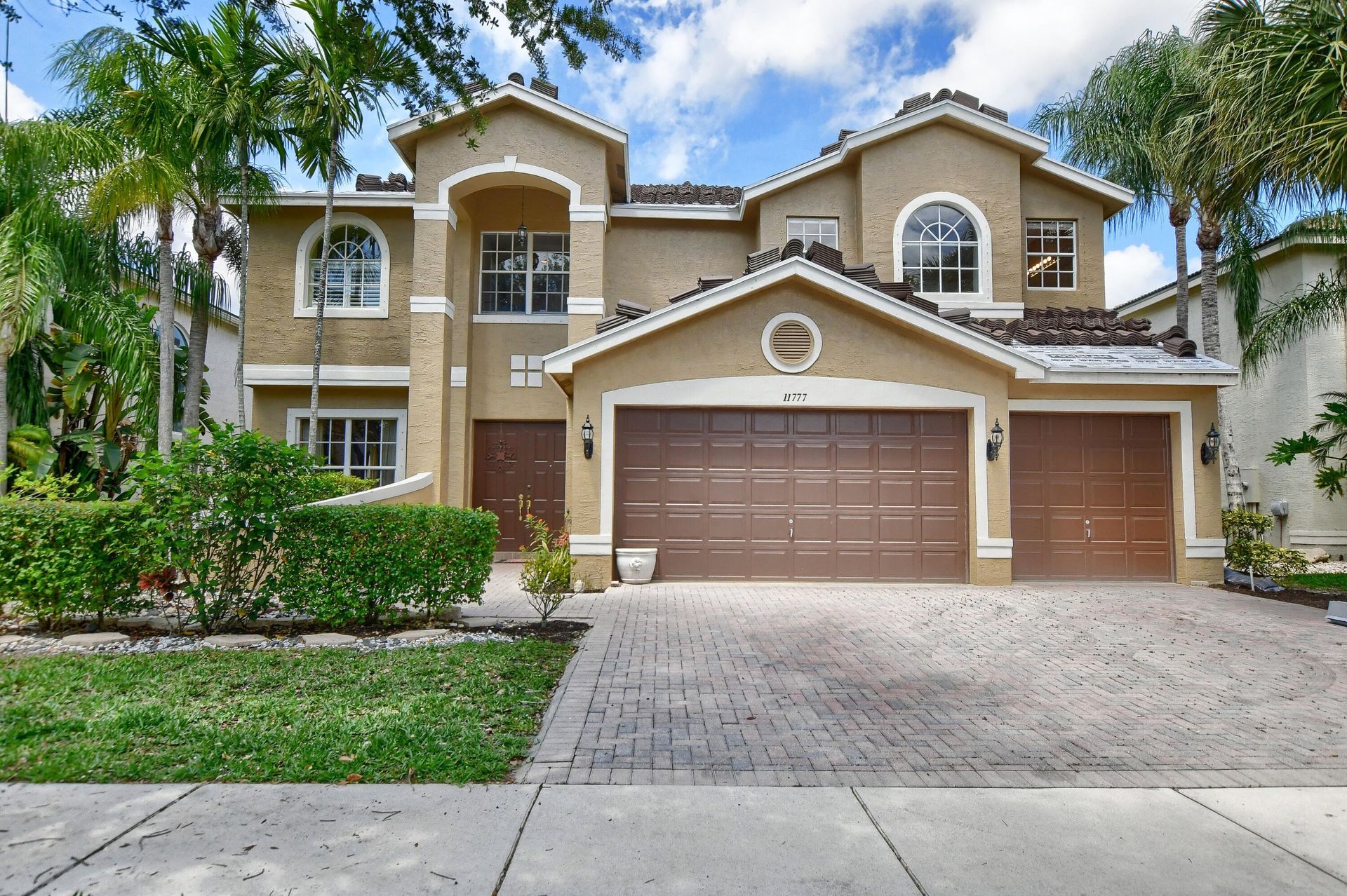 House in Mission Bay, Florida 11697670