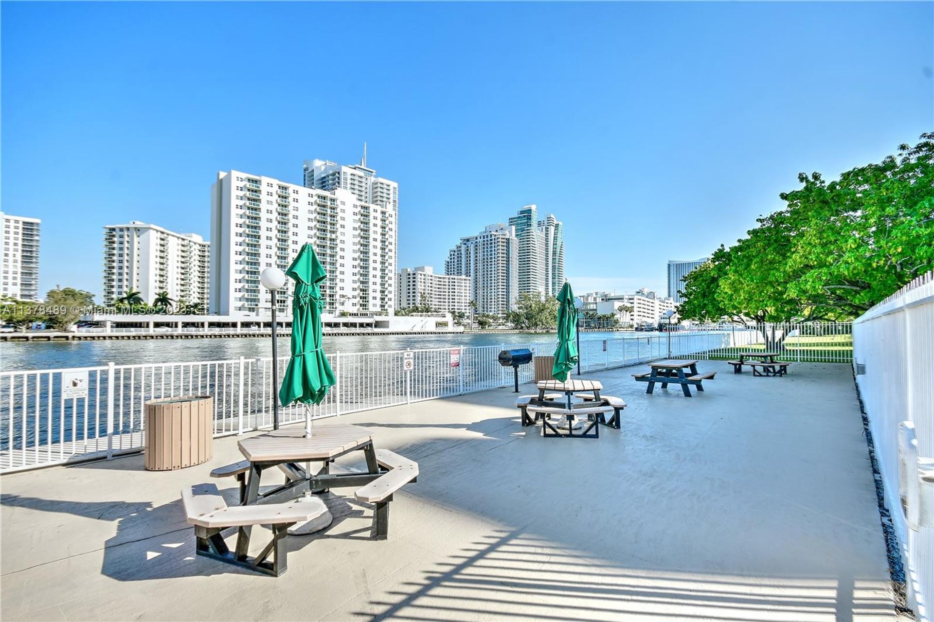 公寓 在 Hallandale Beach, Florida 11702998