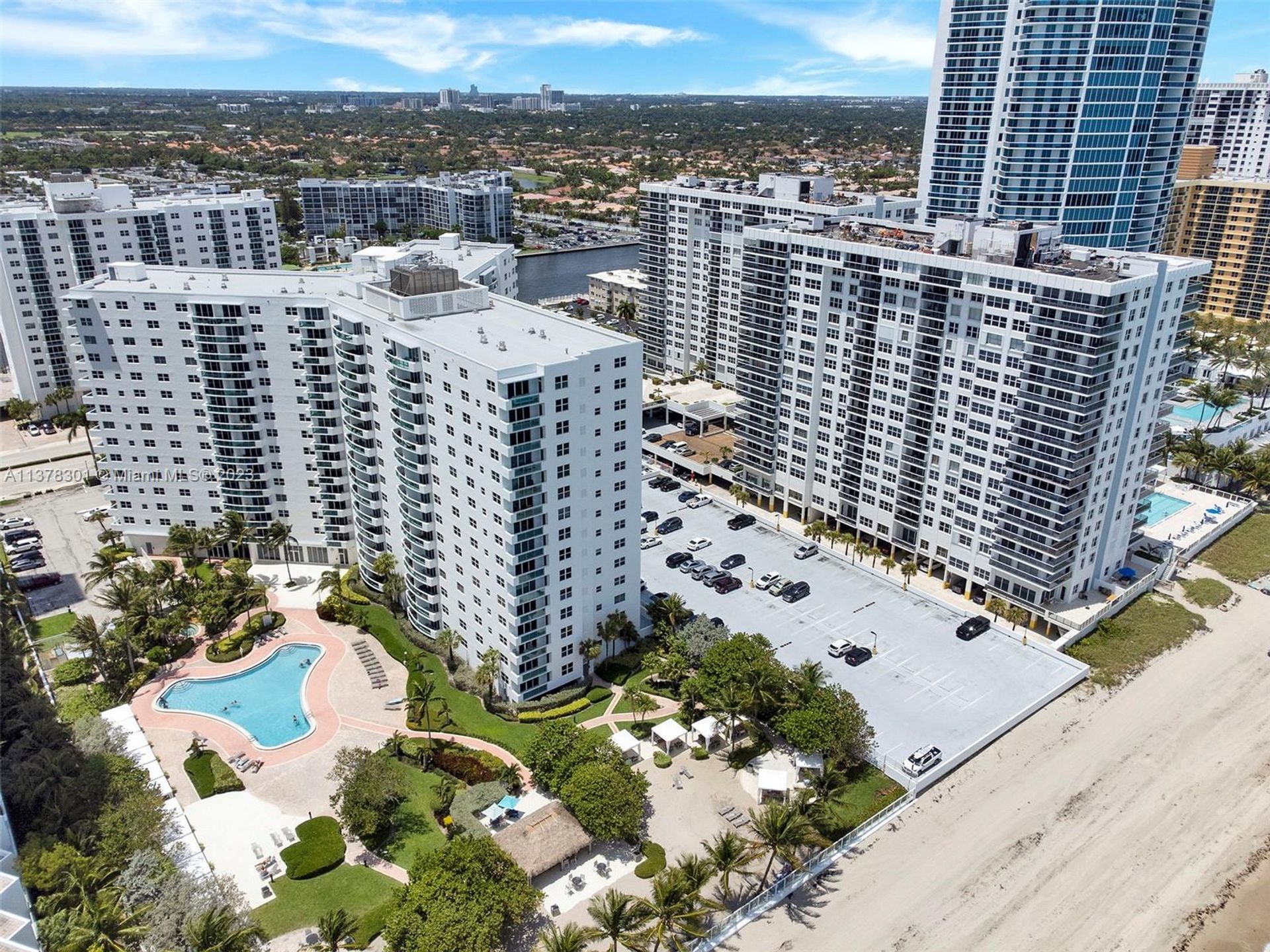 Condominium in Hollywood, Florida 11704456