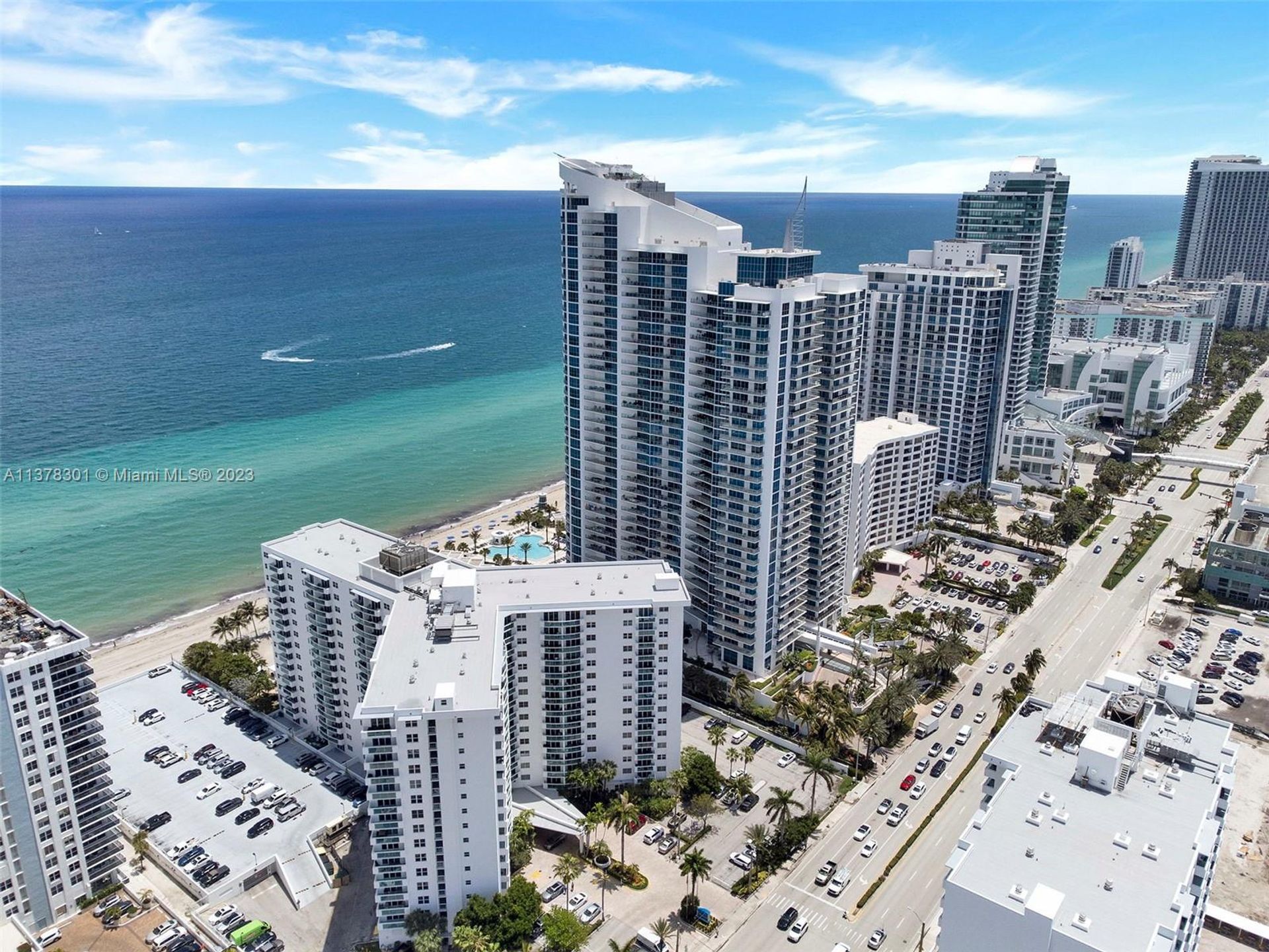 Condominium in Hollywood, Florida 11704456