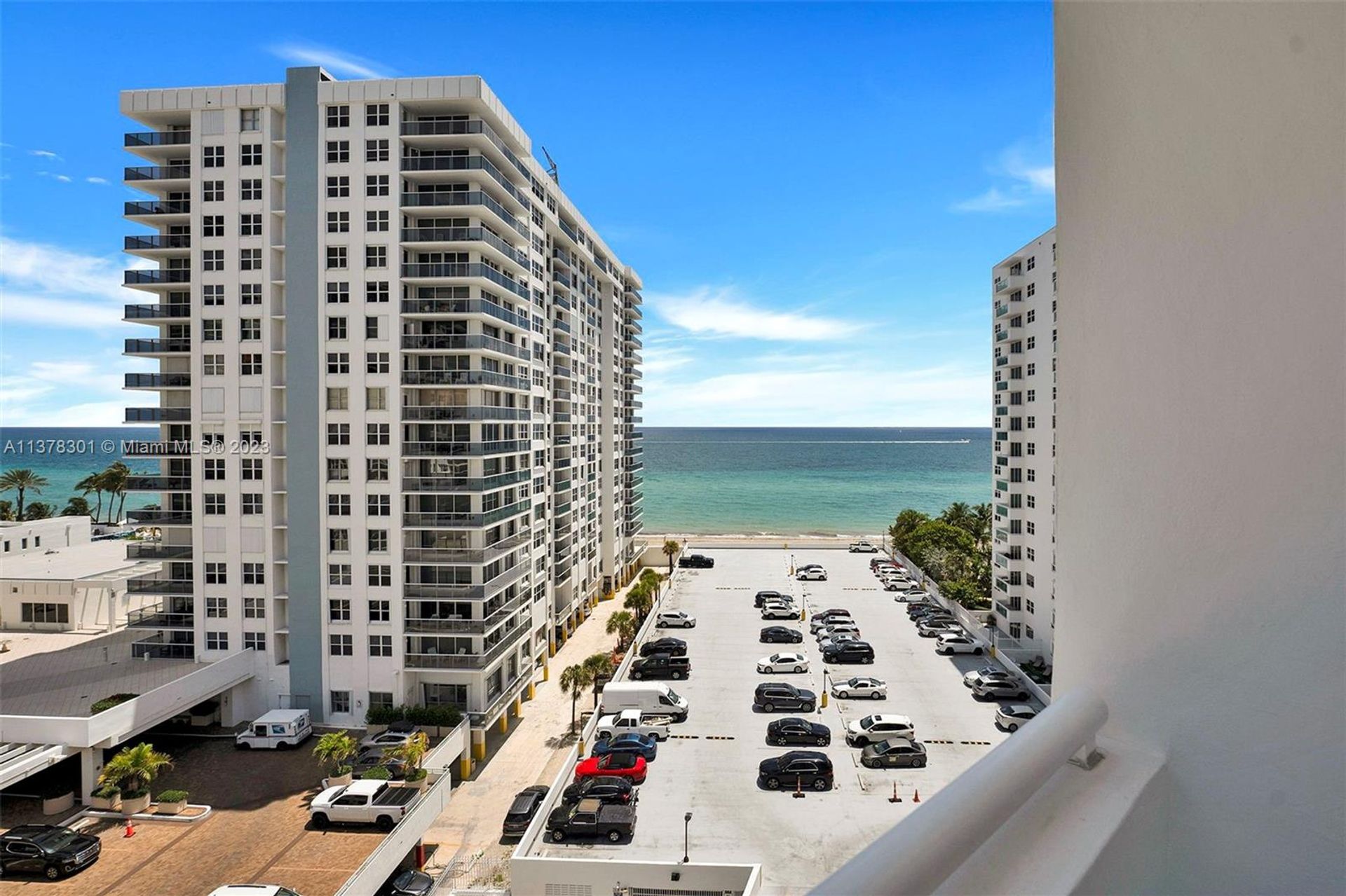 Condominium in Hollywood, Florida 11704456