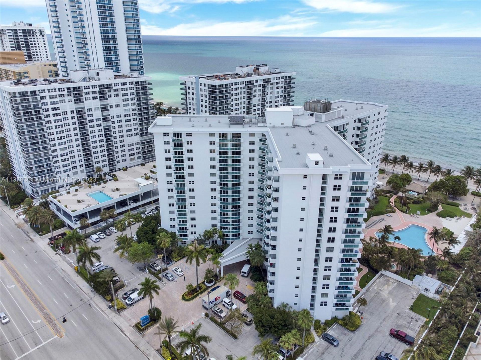 Condominium in Hollywood, Florida 11704456