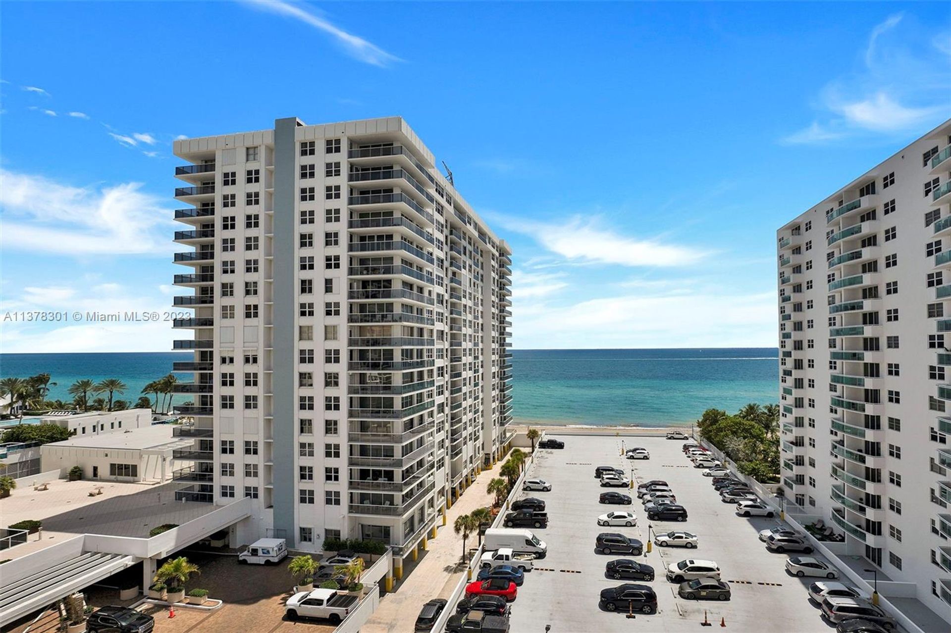 Condominium in Hollywood, Florida 11704456