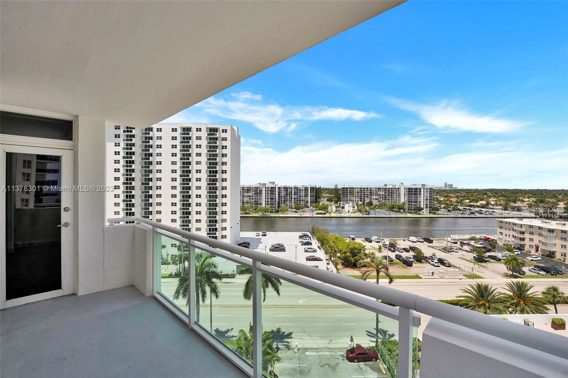 Condominium in Hollywood, Florida 11704456