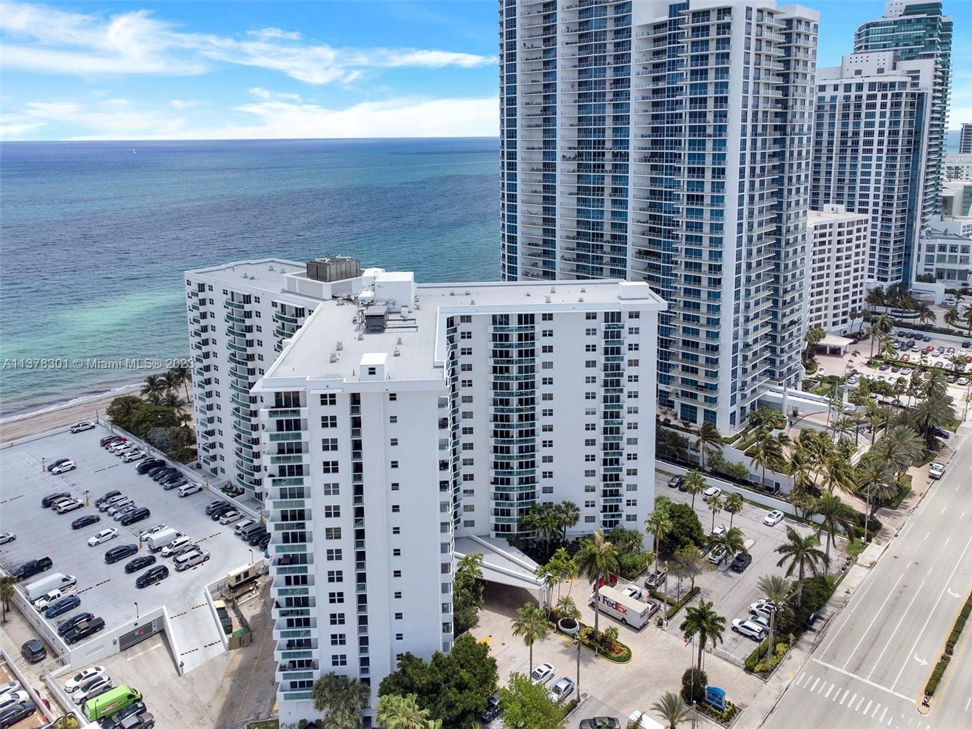 Condominium in Hollywood, Florida 11704456