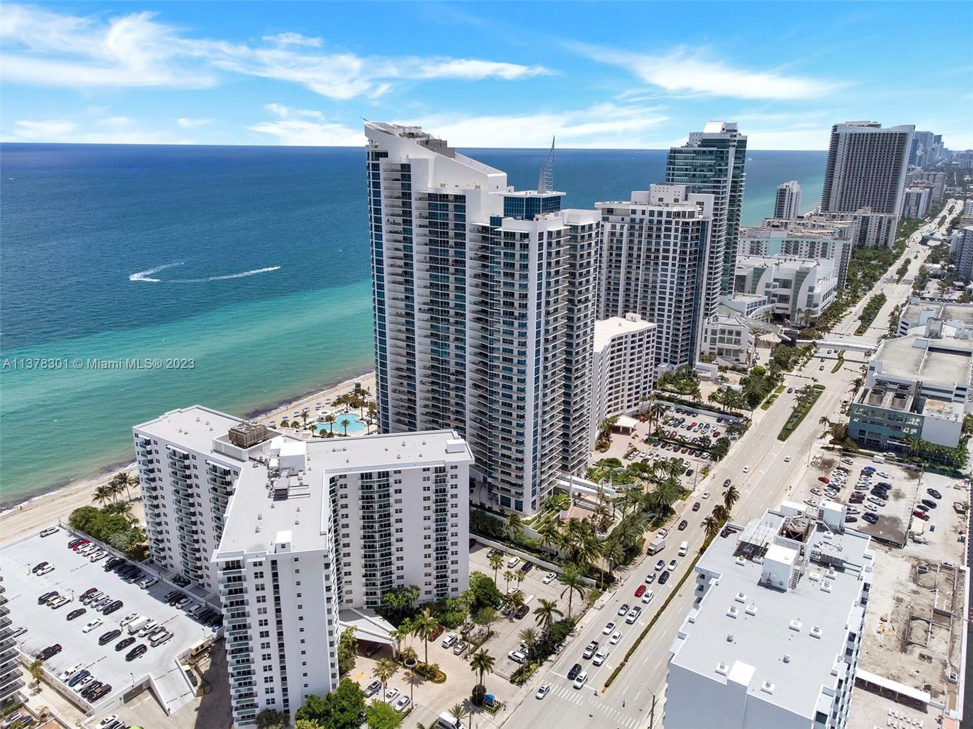 Condominium in Hollywood, Florida 11704456