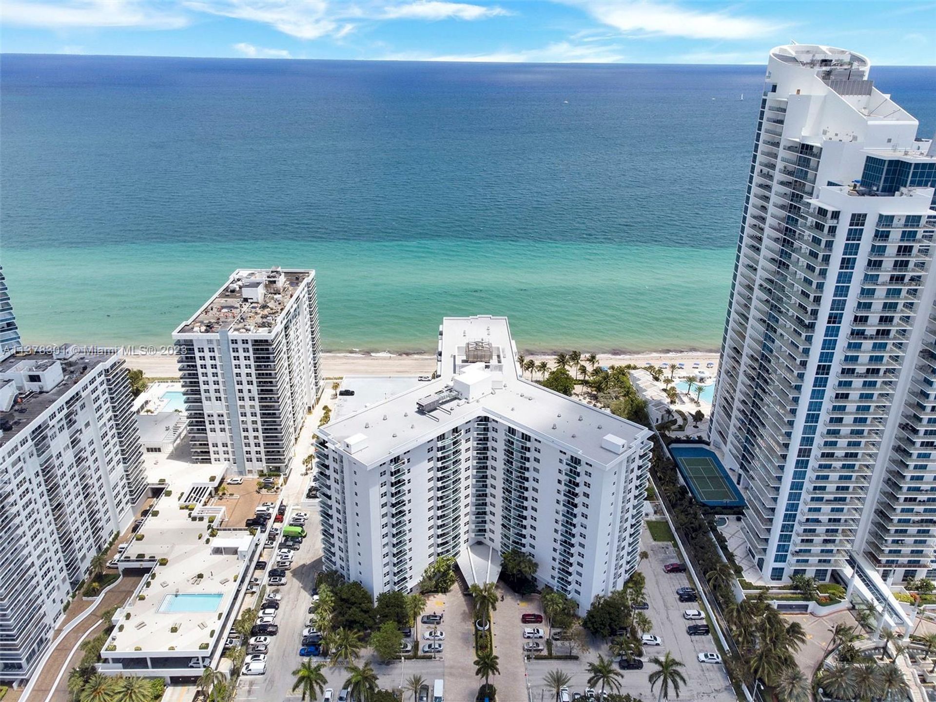 Condominium in Hollywood, Florida 11704456