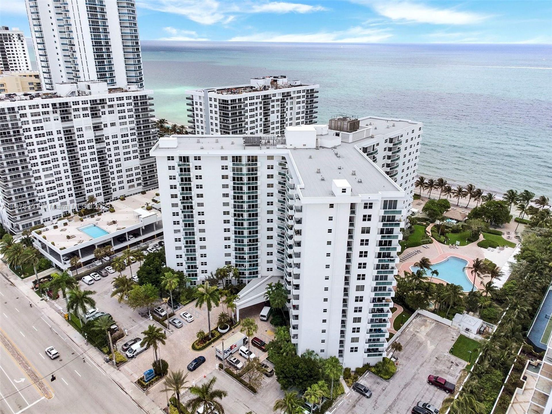 Condominium in Hollywood, Florida 11704456