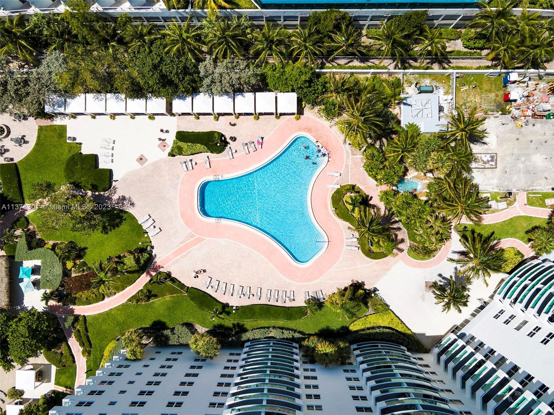 Condominium in Hollywood, Florida 11704456