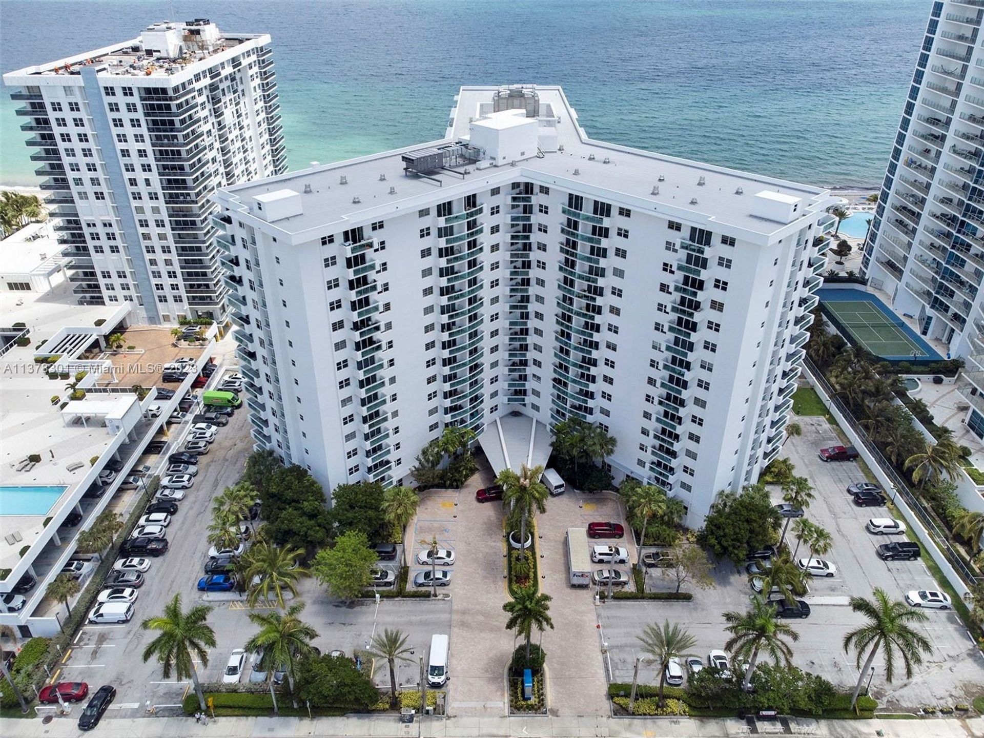 Condominium in Hollywood, Florida 11704456