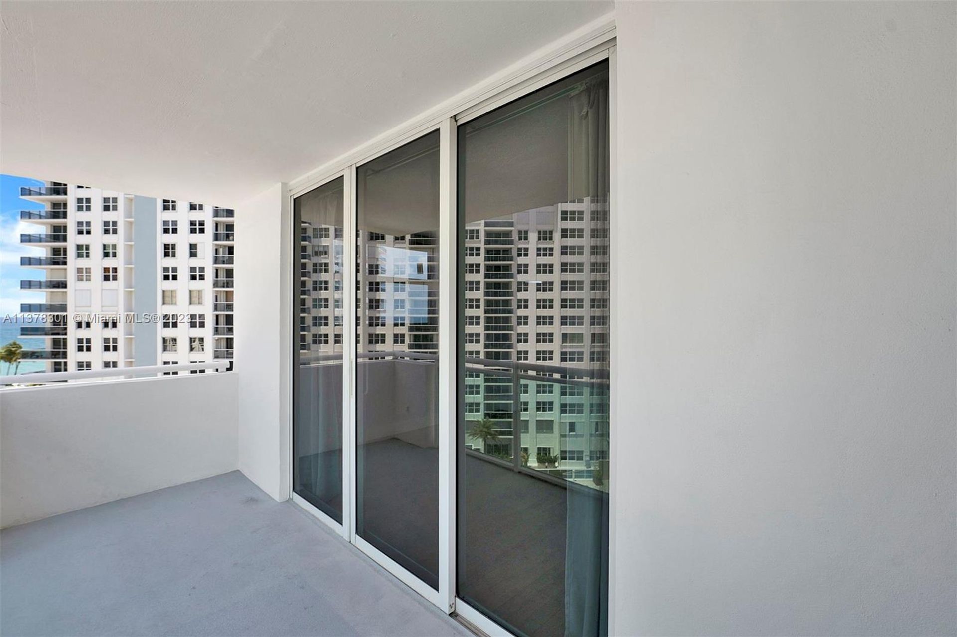 Condominium in Hollywood, Florida 11704456