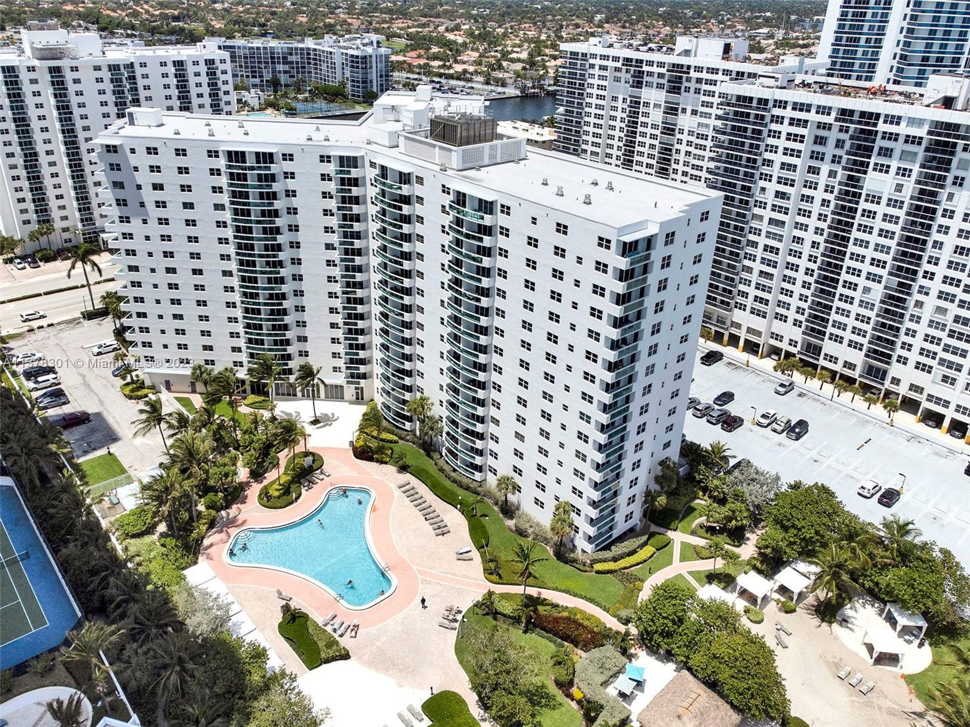 Condominium in Hollywood, Florida 11704456