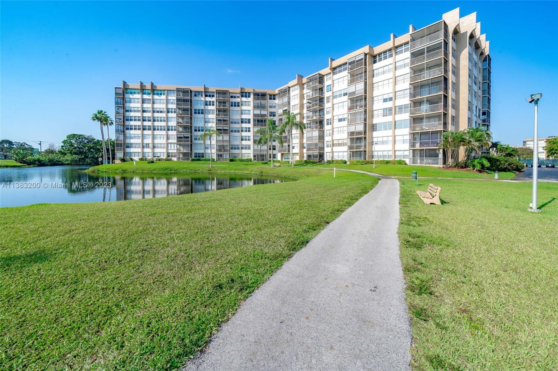 Condominium in Pembroke Pines, Florida 11710277