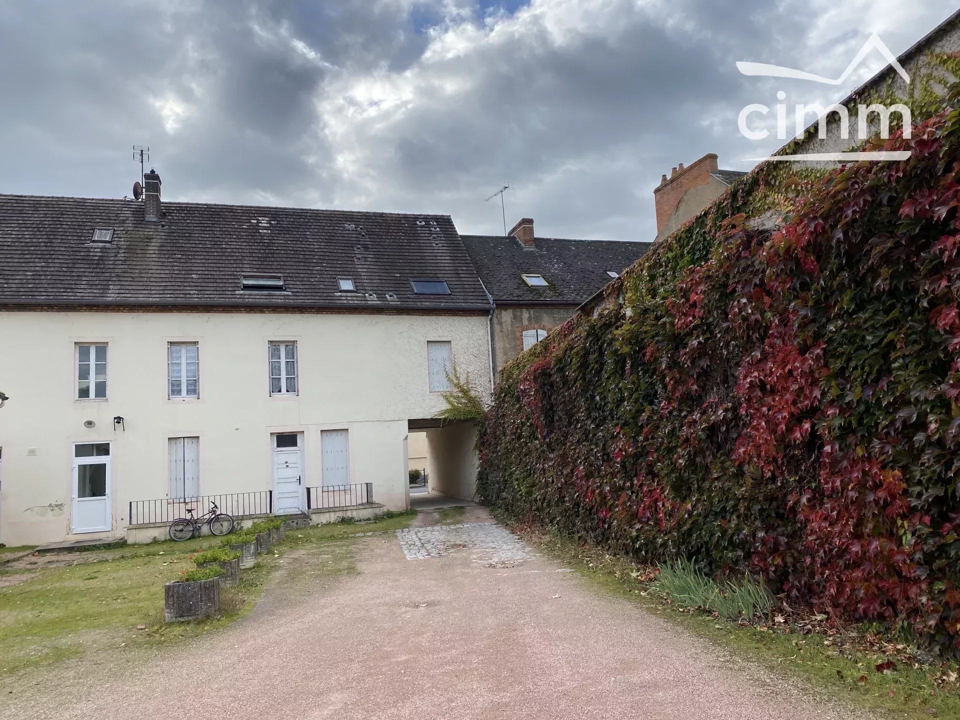 Annen i Dompierre-sur-Besbre, Auvergne-Rhône-Alpes 11713128