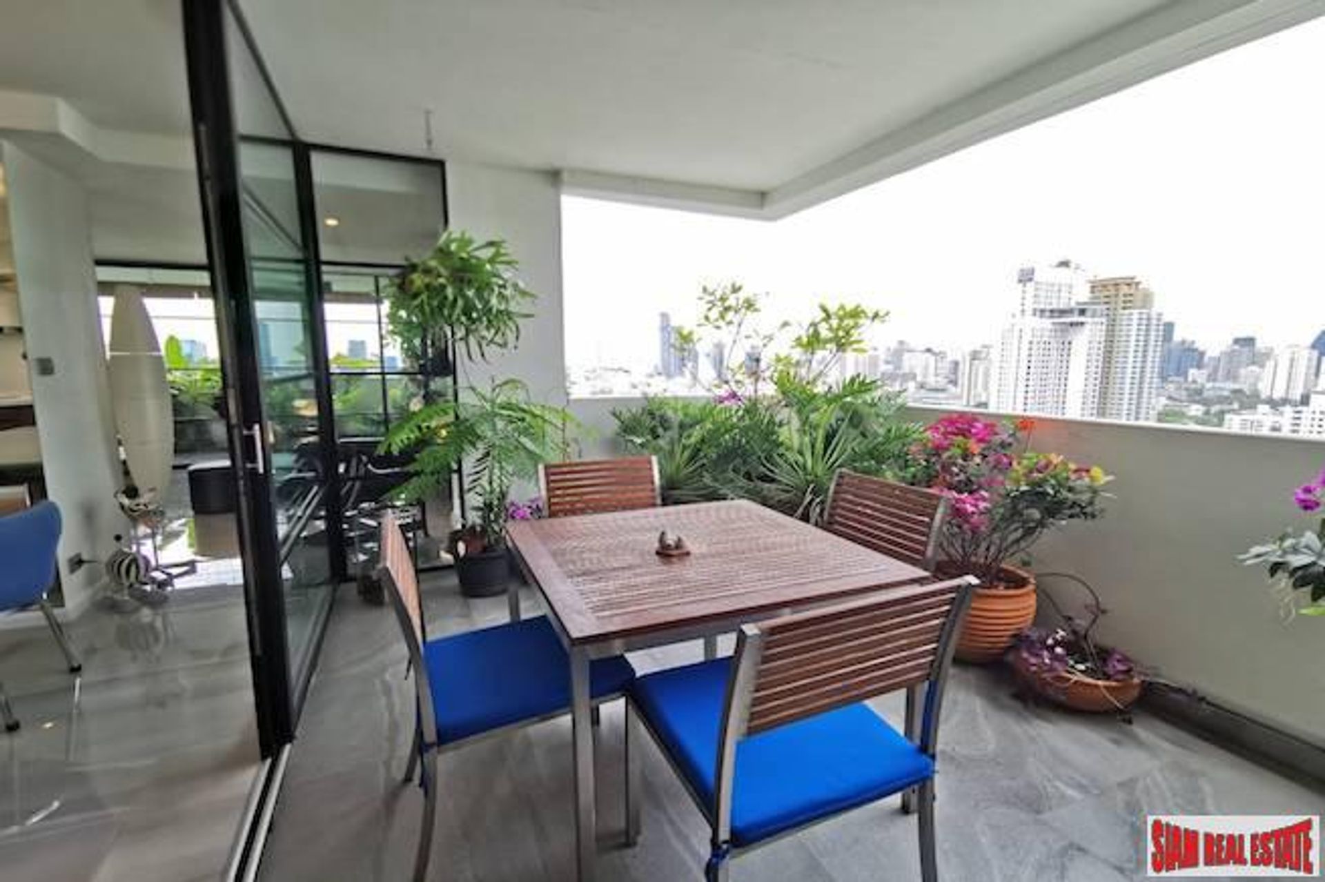 Condominium in Watthana, Krung Thep Maha Nakhon 11724547