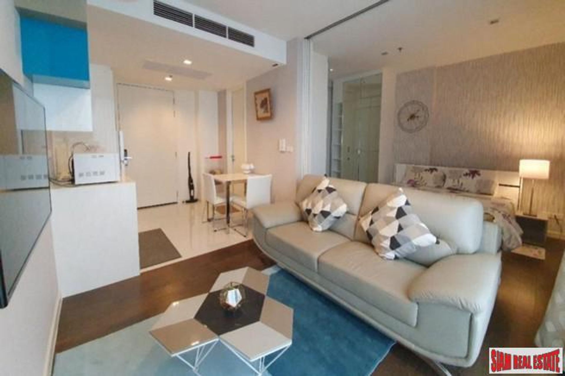 Condominium in Bang Rak, Krung Thep Maha Nakhon 11725952