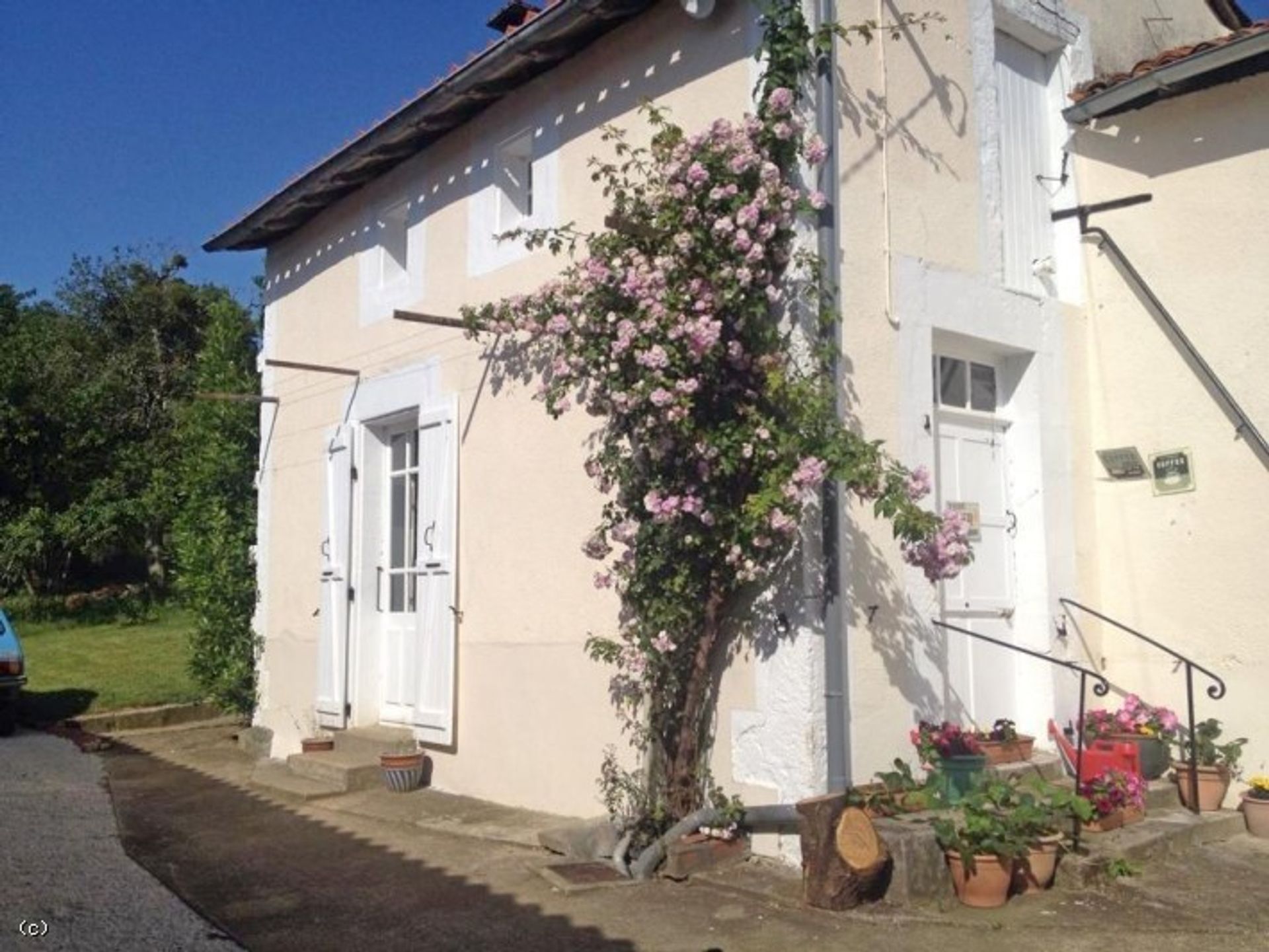 Rumah di Nanteuil-en-Vallee, Nouvelle-Aquitaine 11727457