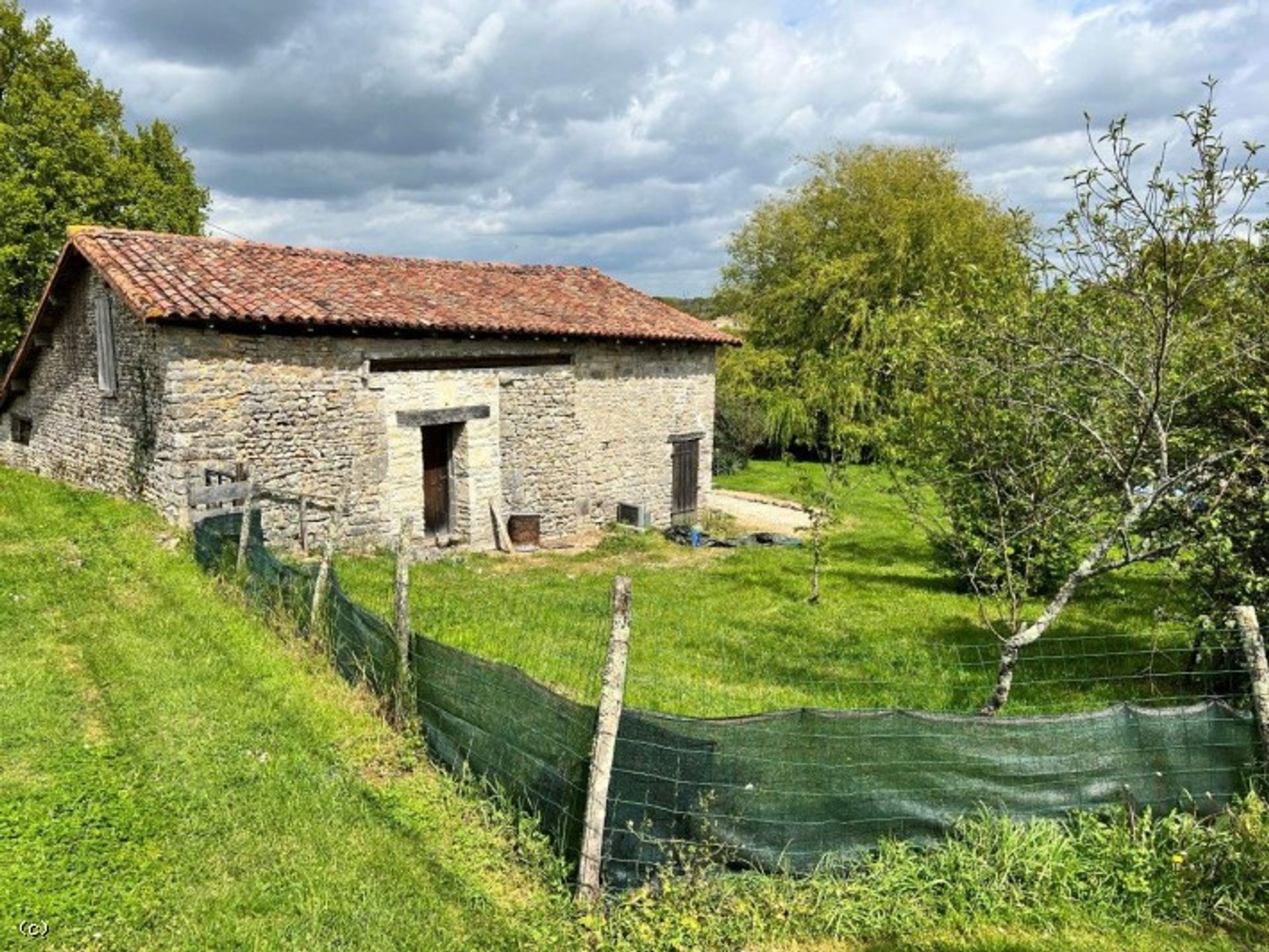 Talo sisään Champagne-Mouton, Nouvelle-Aquitaine 11727458