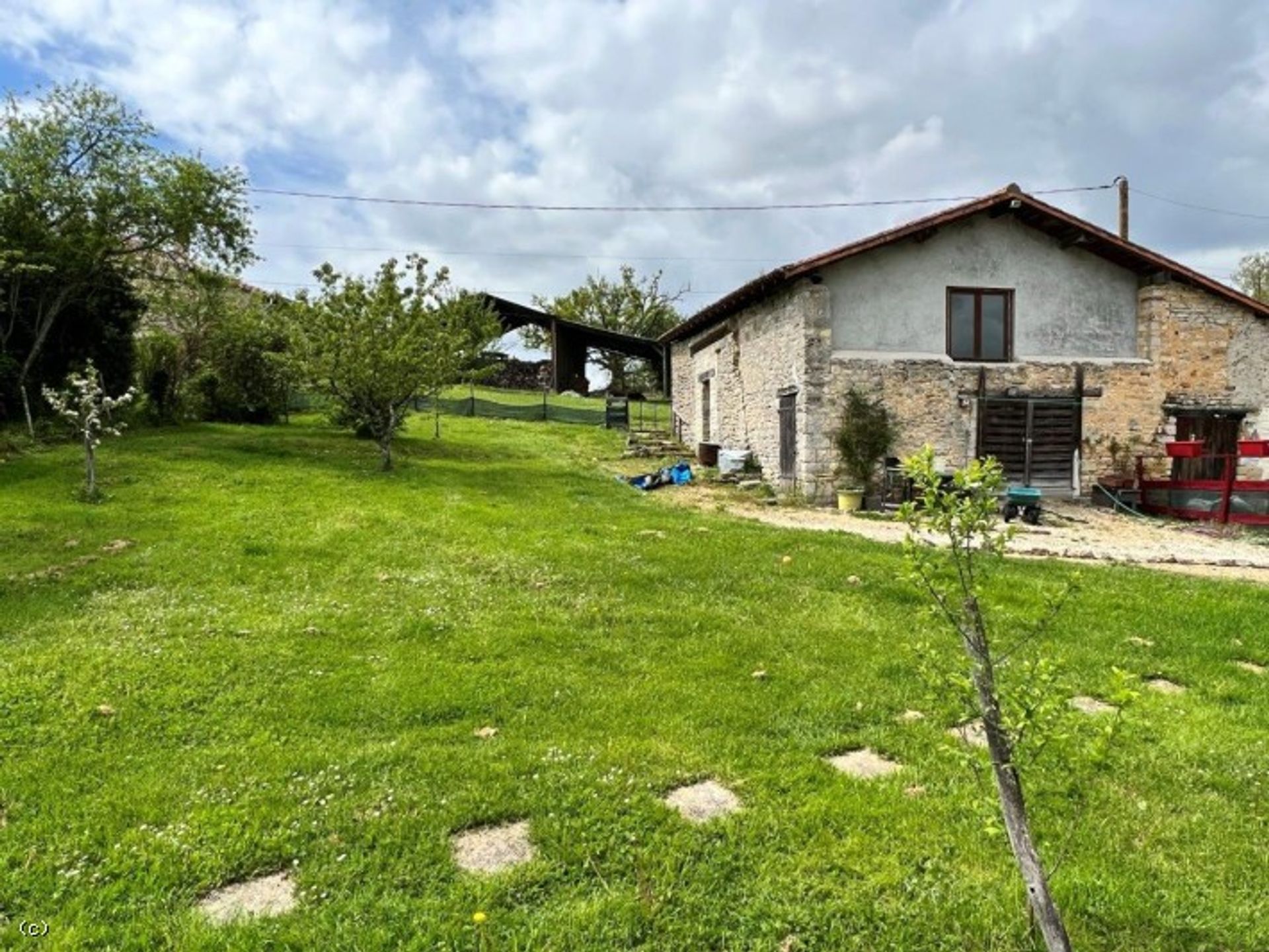 House in Champagne-Mouton, Nouvelle-Aquitaine 11727458