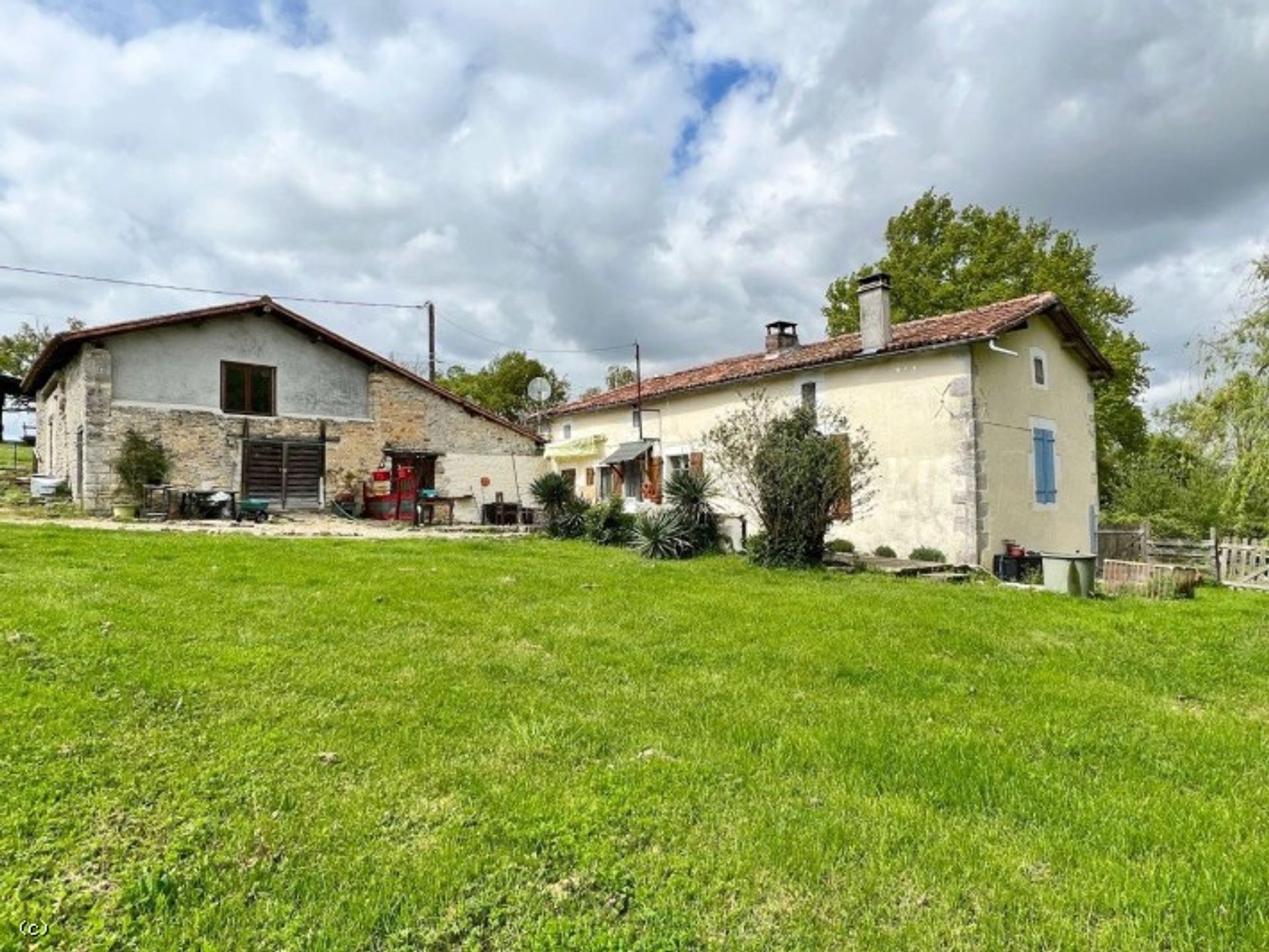 Rumah di Champagne-Mouton, Nouvelle-Aquitaine 11727458