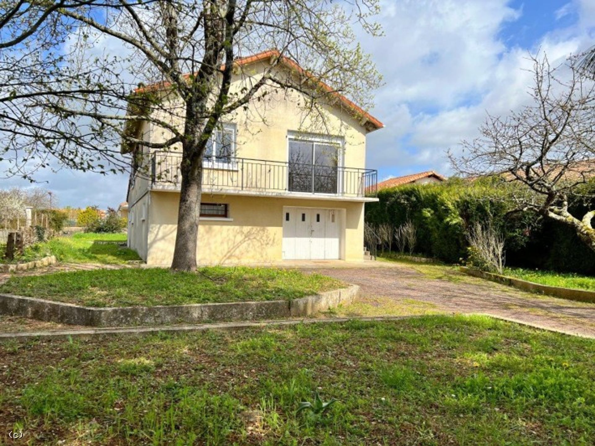 Huis in Ruffec, Nouvelle-Aquitanië 11727463