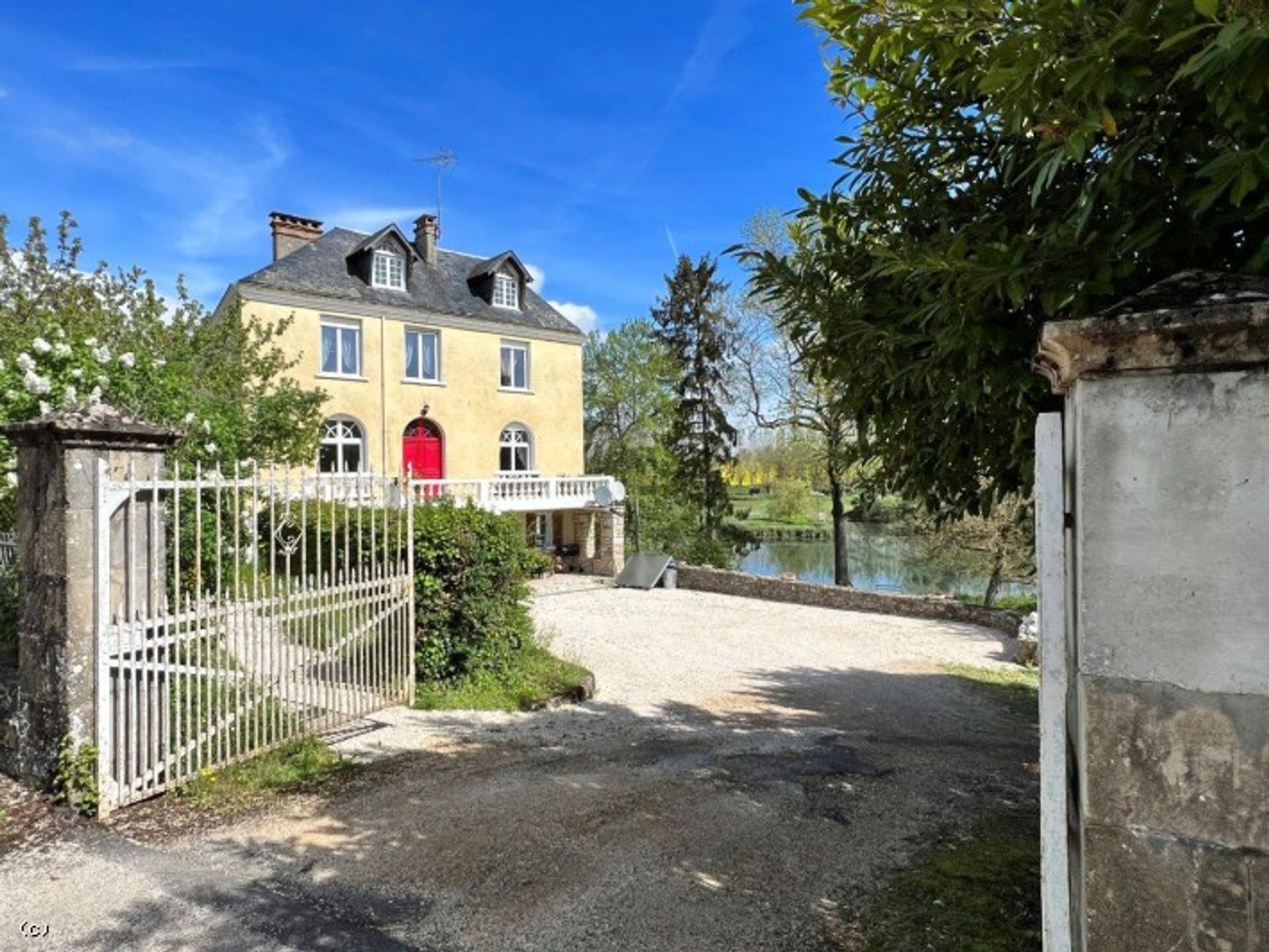 casa en Ruffec, Nouvelle-Aquitaine 11727492