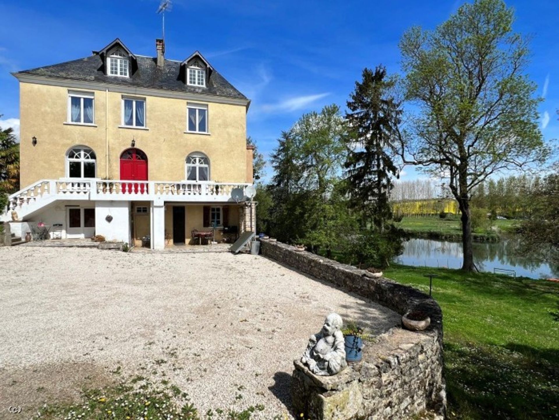 casa en Ruffec, Nouvelle-Aquitaine 11727492