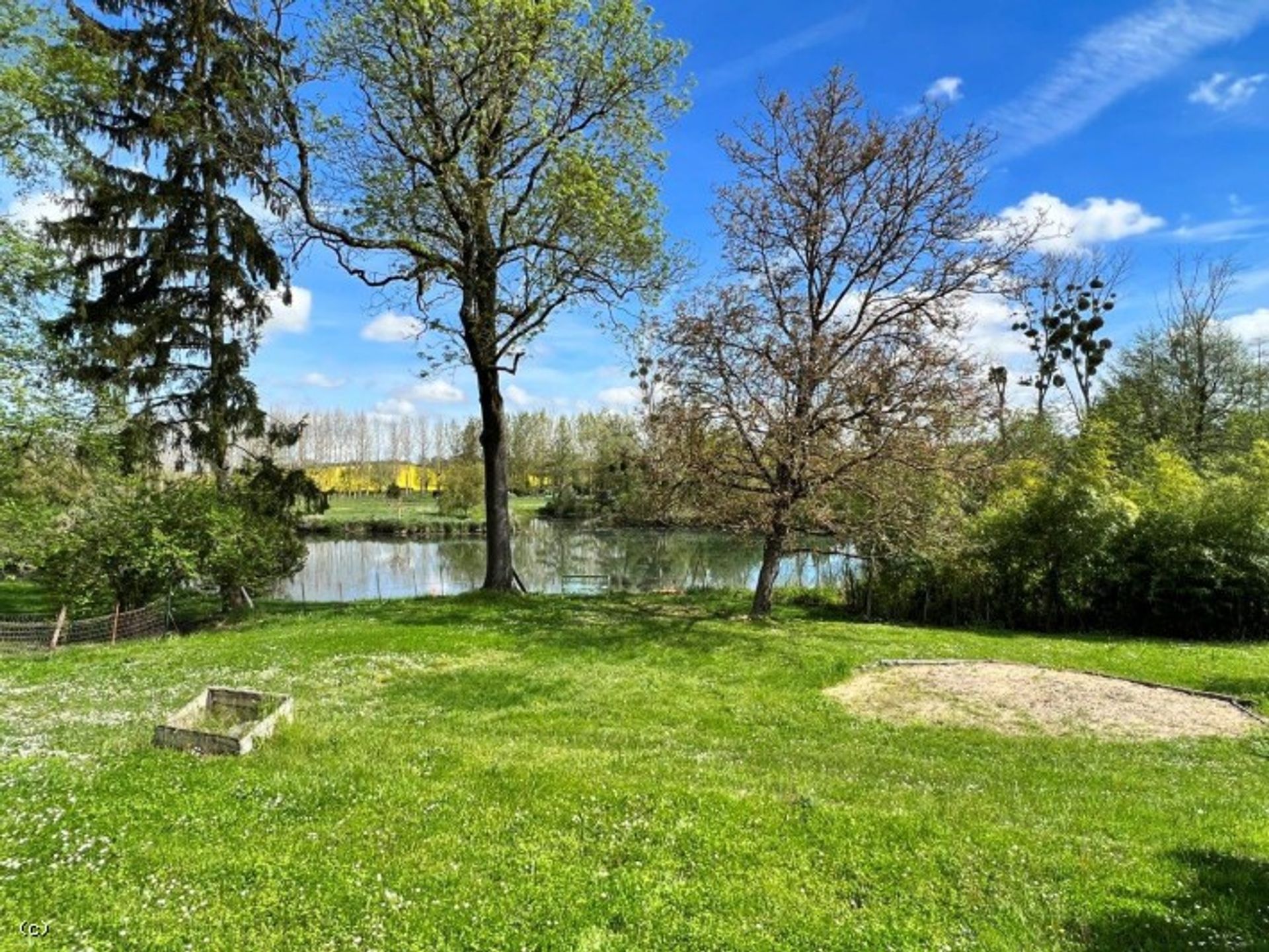 casa en Ruffec, Nouvelle-Aquitaine 11727492