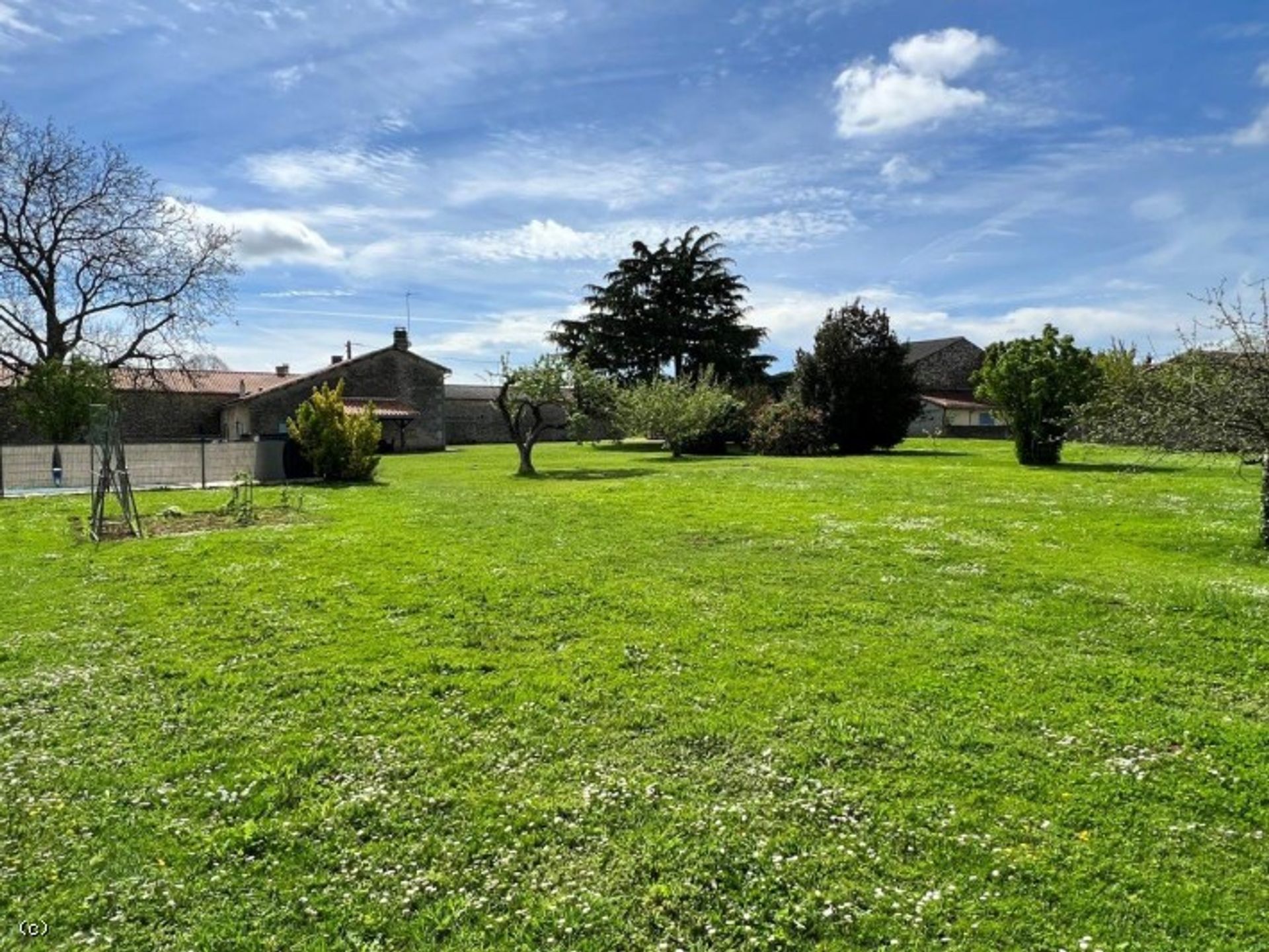 Huis in Civray, Nouvelle-Aquitaine 11727495