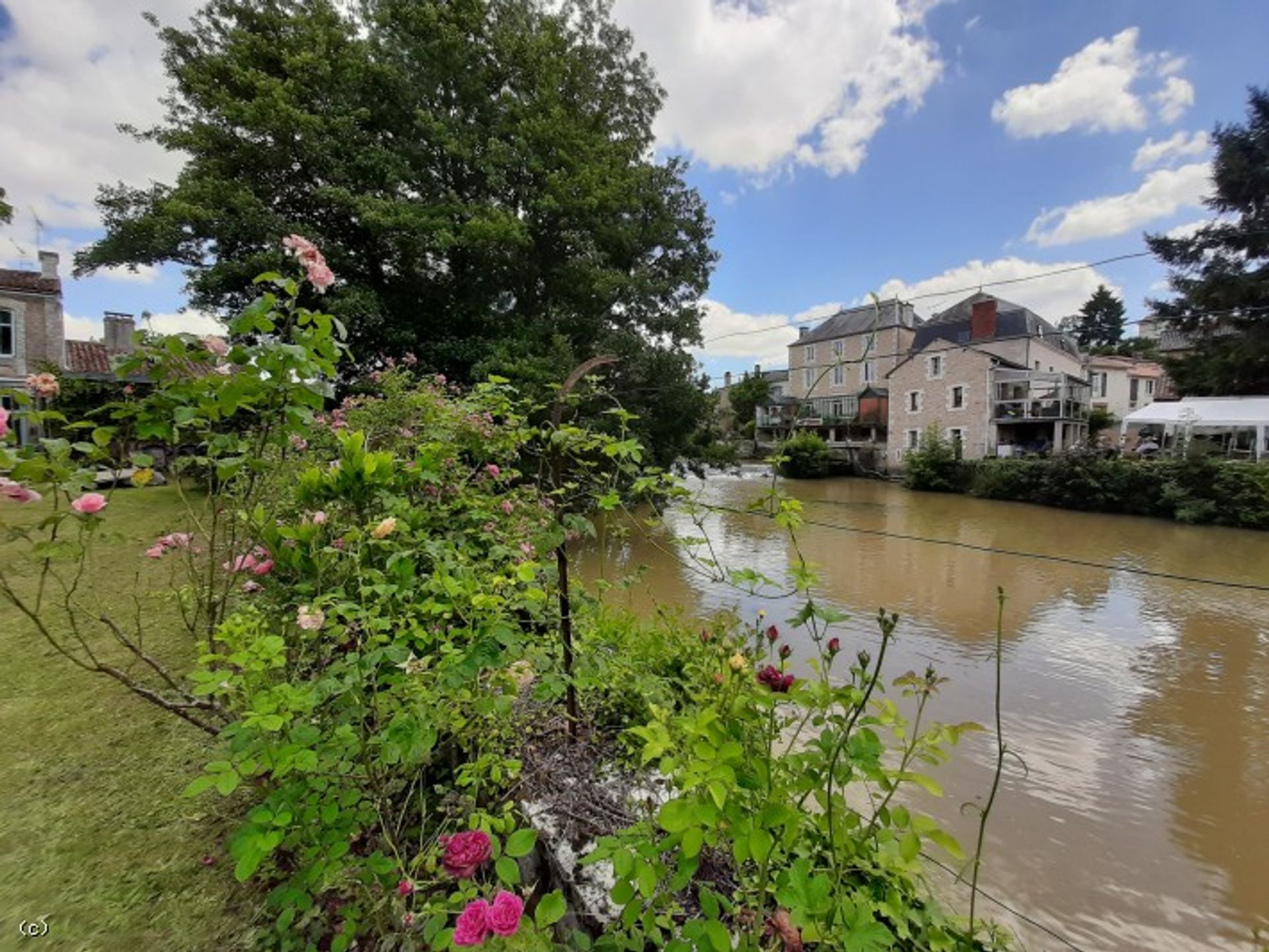 rumah dalam Civray, Nouvelle-Aquitaine 11727498