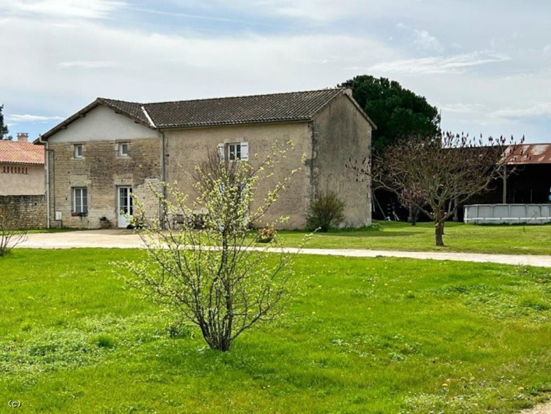 Hus i Ruffec, Nouvelle-Aquitaine 11727514