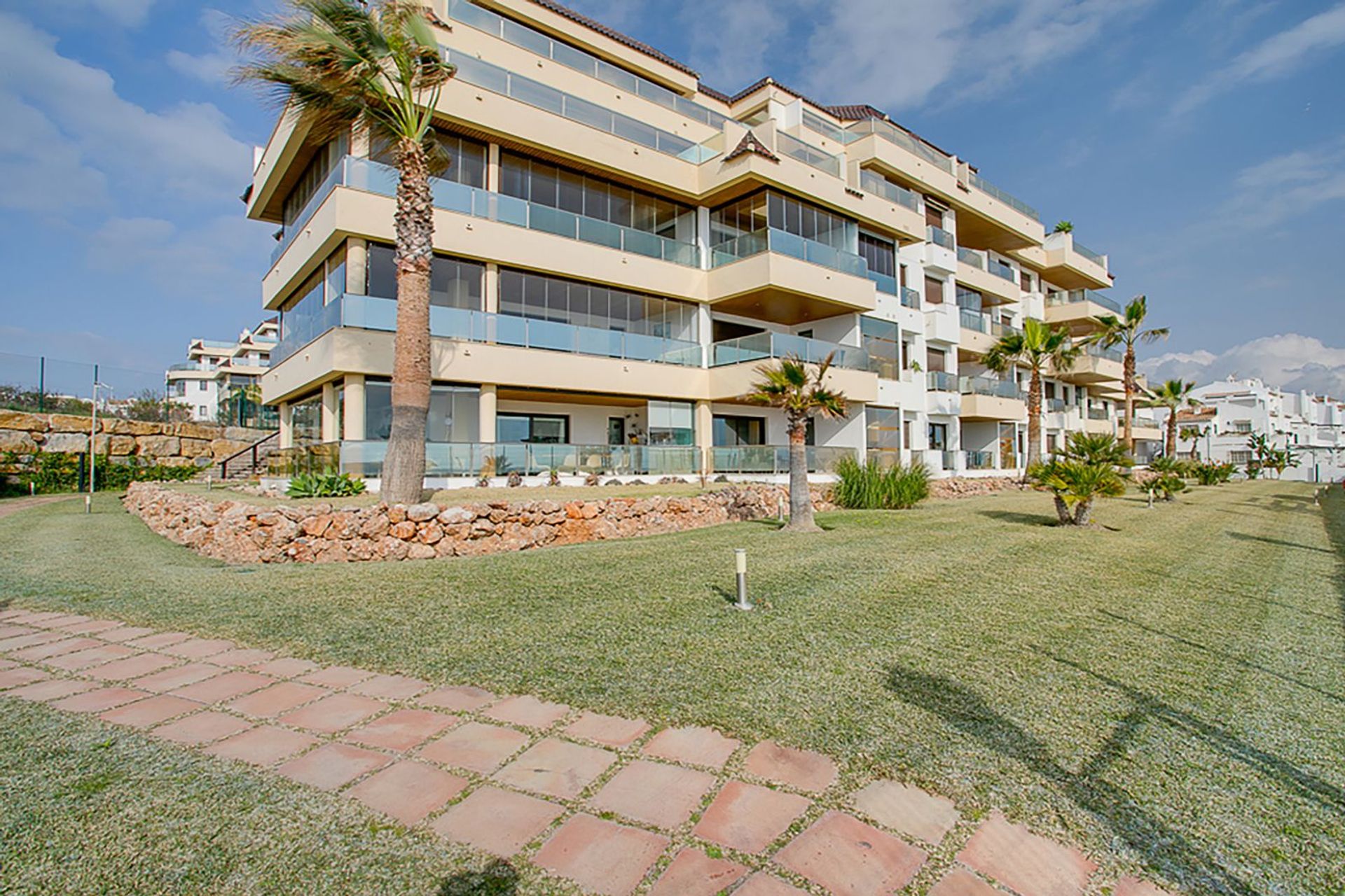 Condominium in Puerto de la Duquesa, Andalusia 11731005