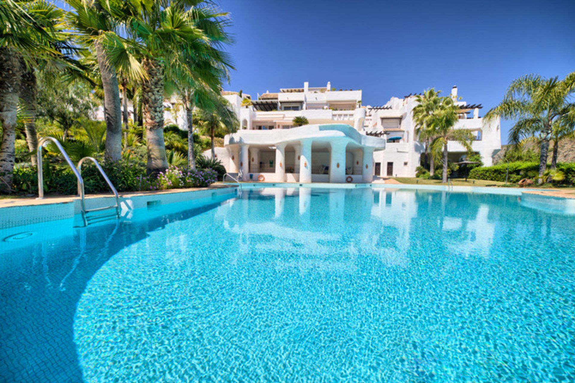 Condominium in Benahavis, Andalusia 11731891