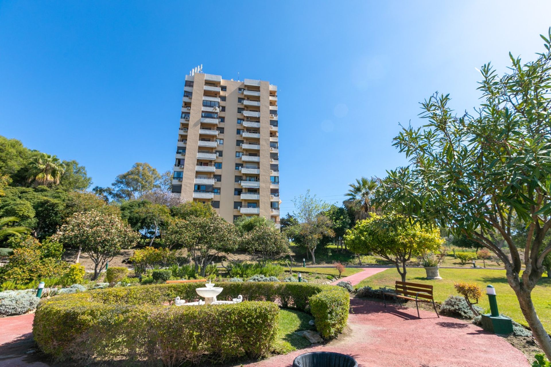 Condominium in Marbella, Andalucía 11732480