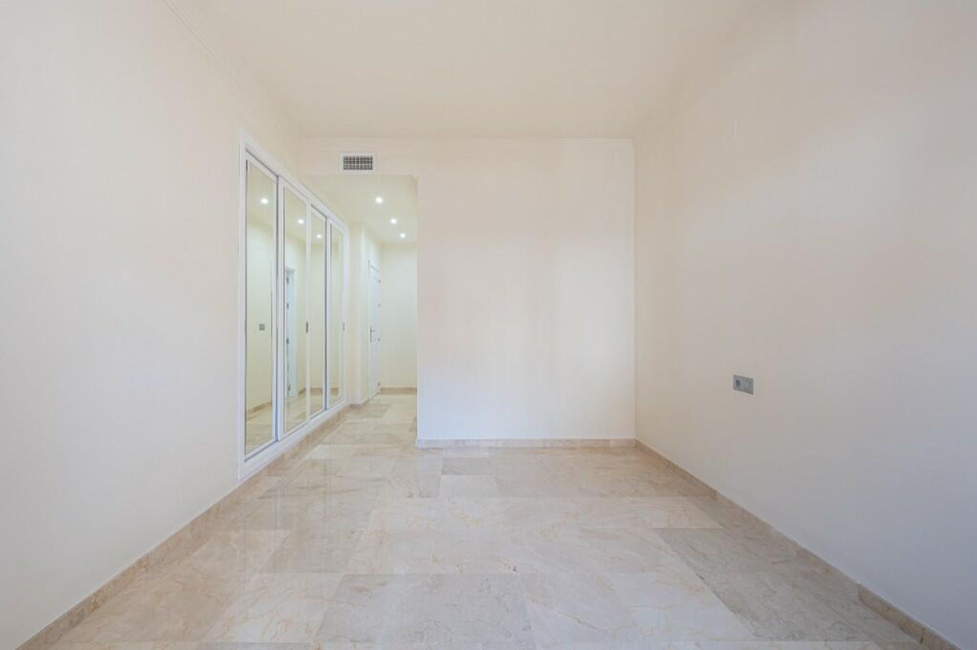 Condominium in Marbella, Andalucía 11733227