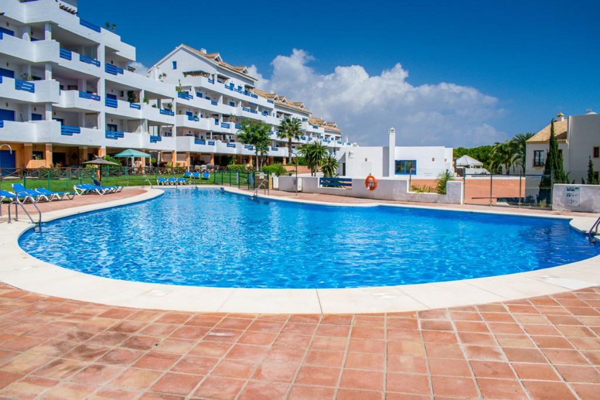 Condominio nel Puerto de la Duquesa, Andalusia 11733340