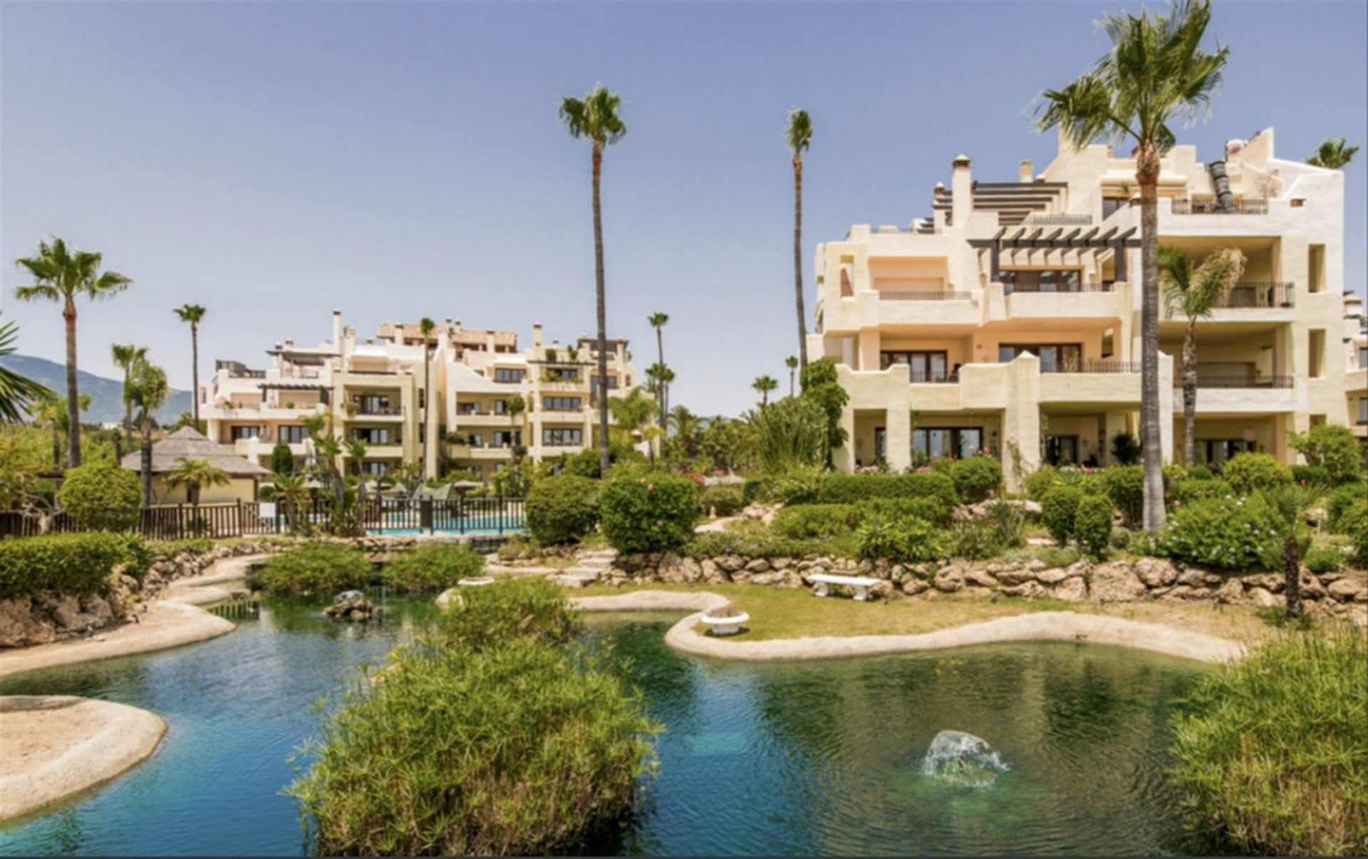 Condominium in Marbella, Andalucía 11736984