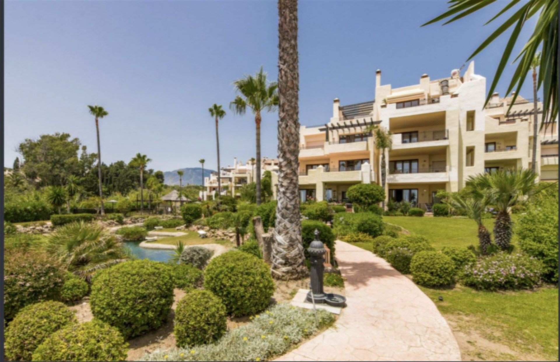 Condominium in Marbella, Andalucía 11736984