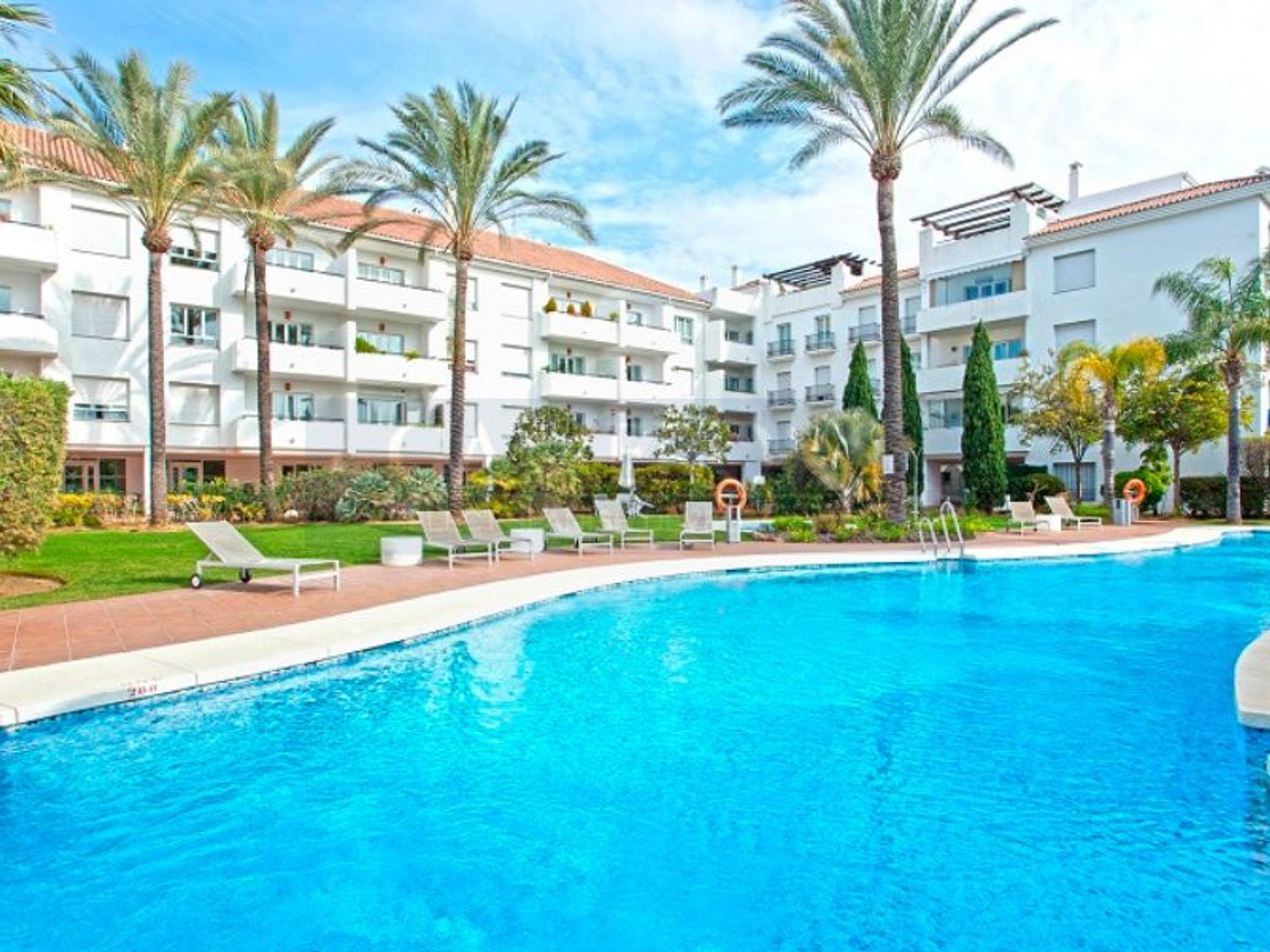 Condominium in Marbella, Andalusië 11739241