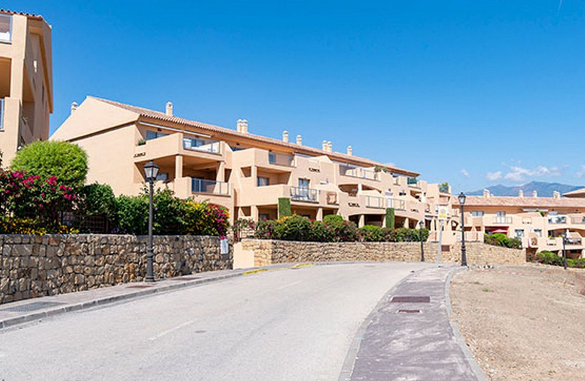 Condominium in Estepona, Andalucía 11750881