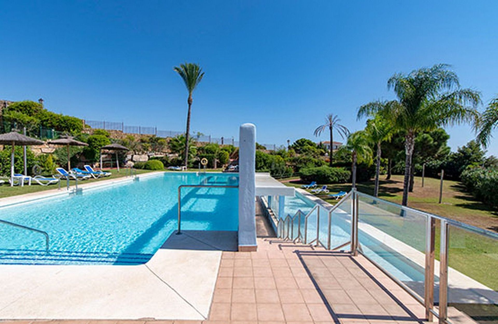 Condominium in Estepona, Andalucía 11750881