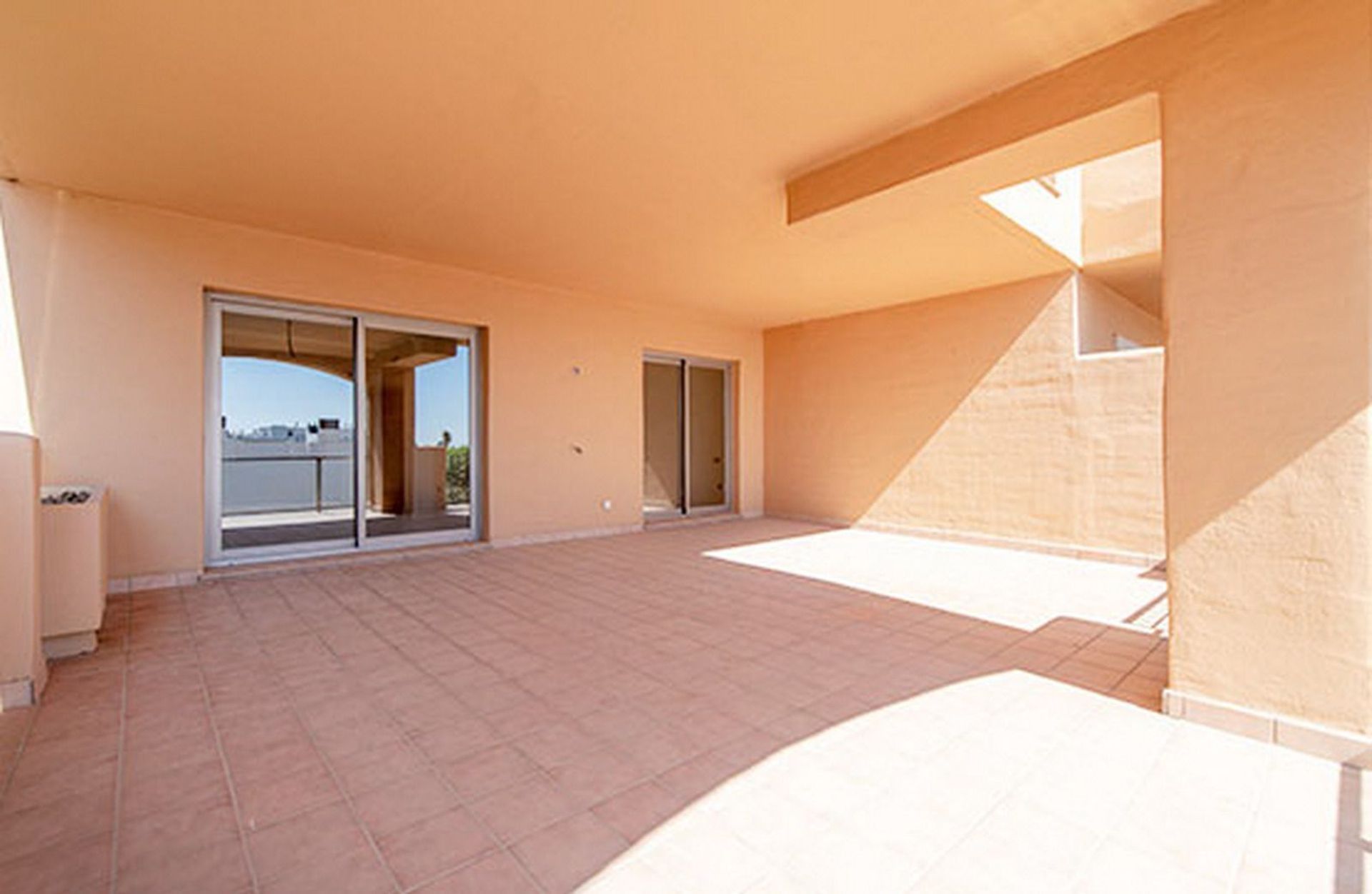 Condominium in Estepona, Andalucía 11750881