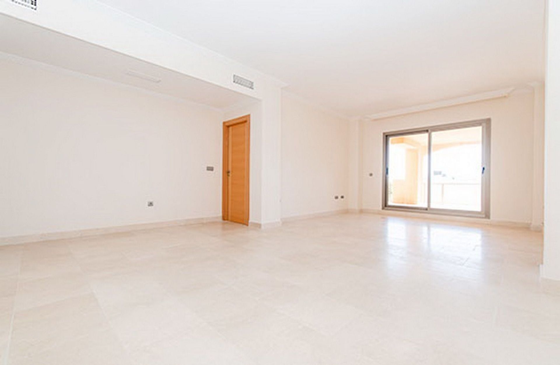 Condominium in Estepona, Andalucía 11750881