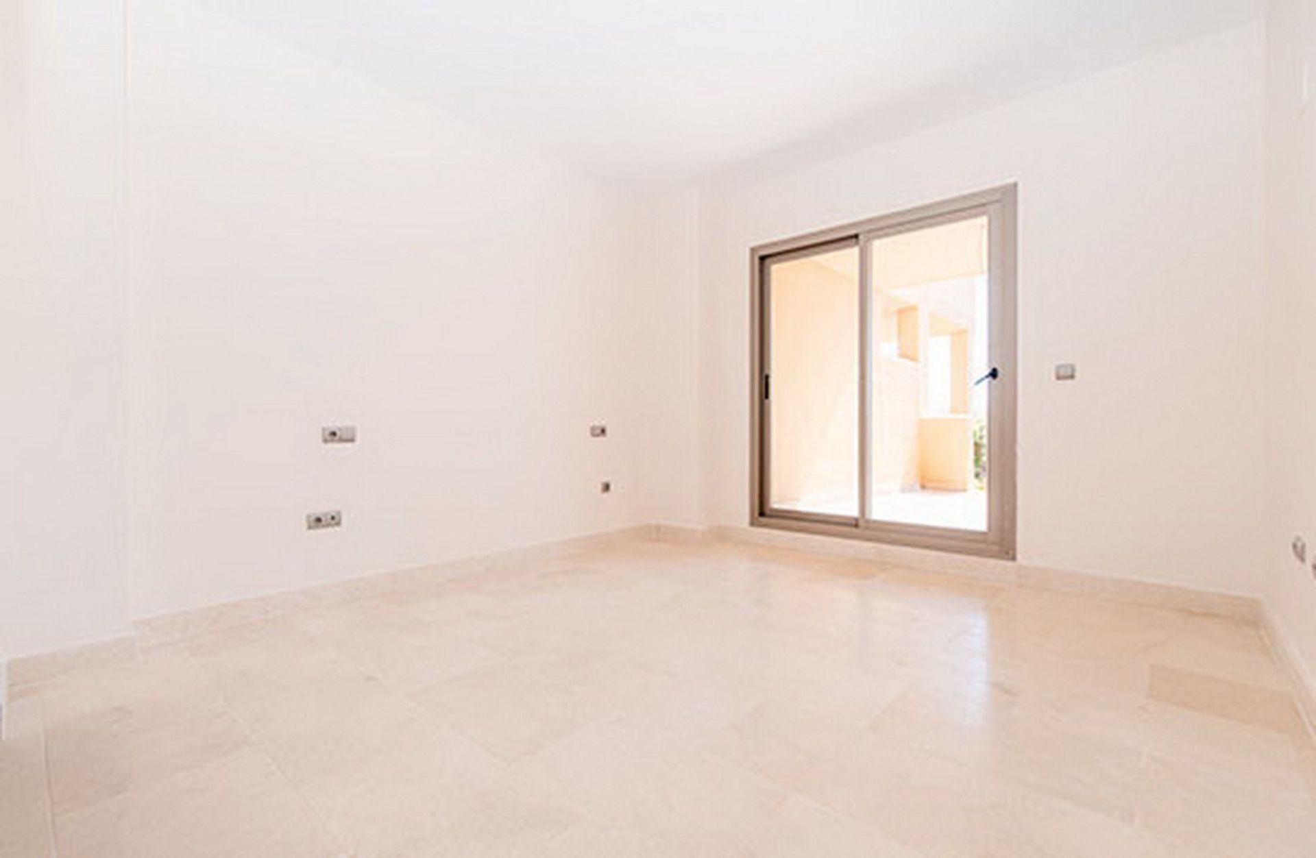 Condominium in Estepona, Andalucía 11750881