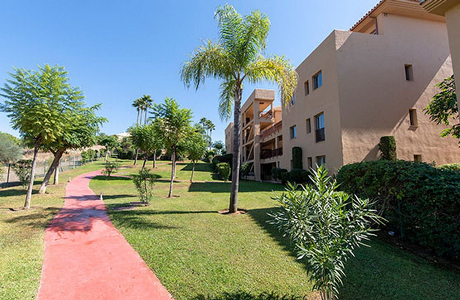 Condominium in Estepona, Andalucía 11750881