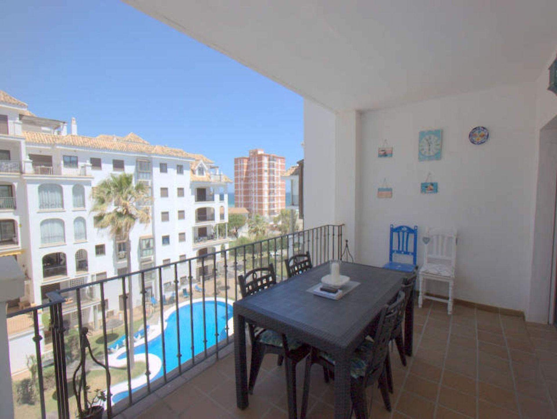 Condominium in La Duquesa, Andalucía 11751936