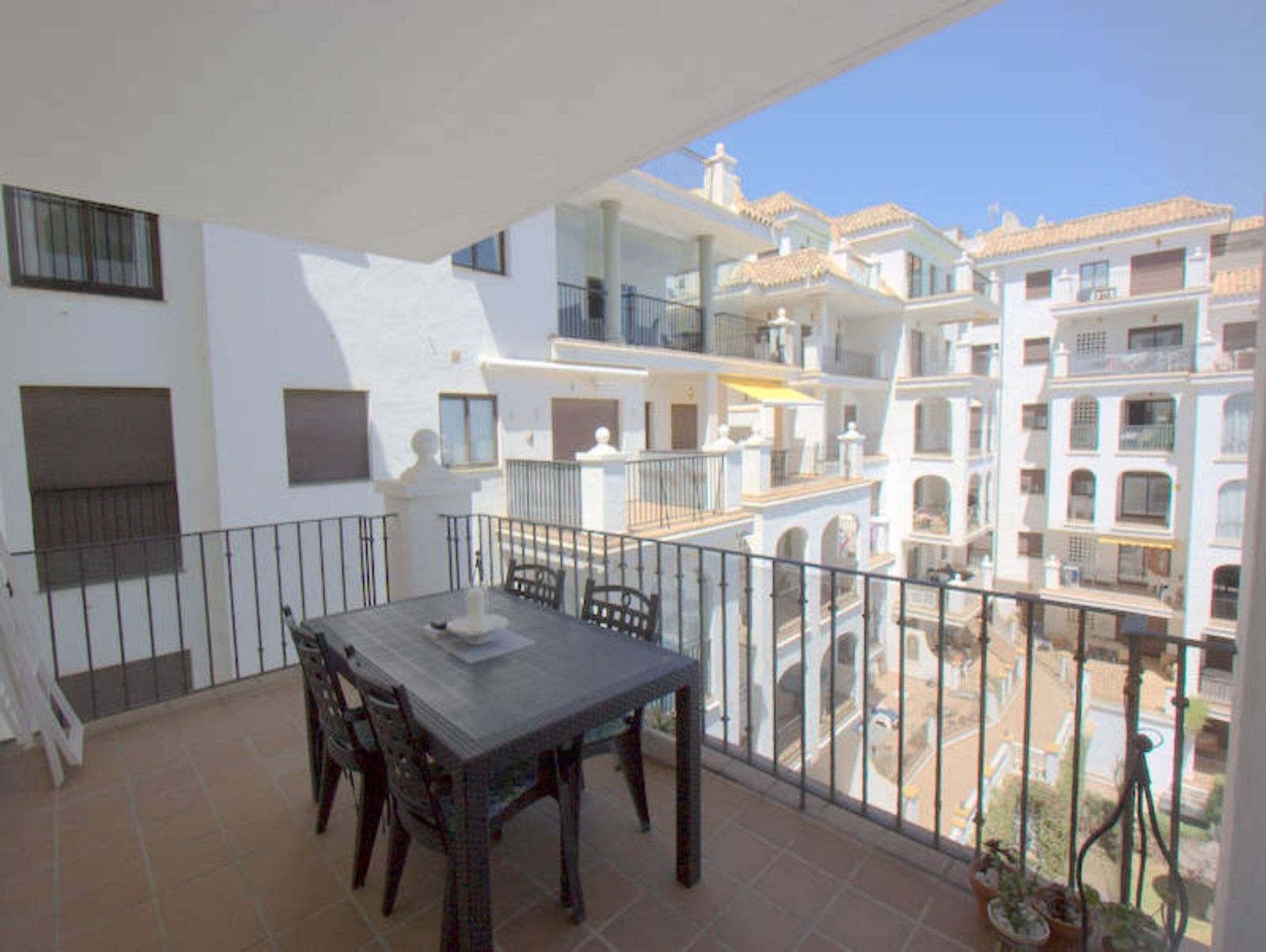 Condominium in La Duquesa, Andalucía 11751936