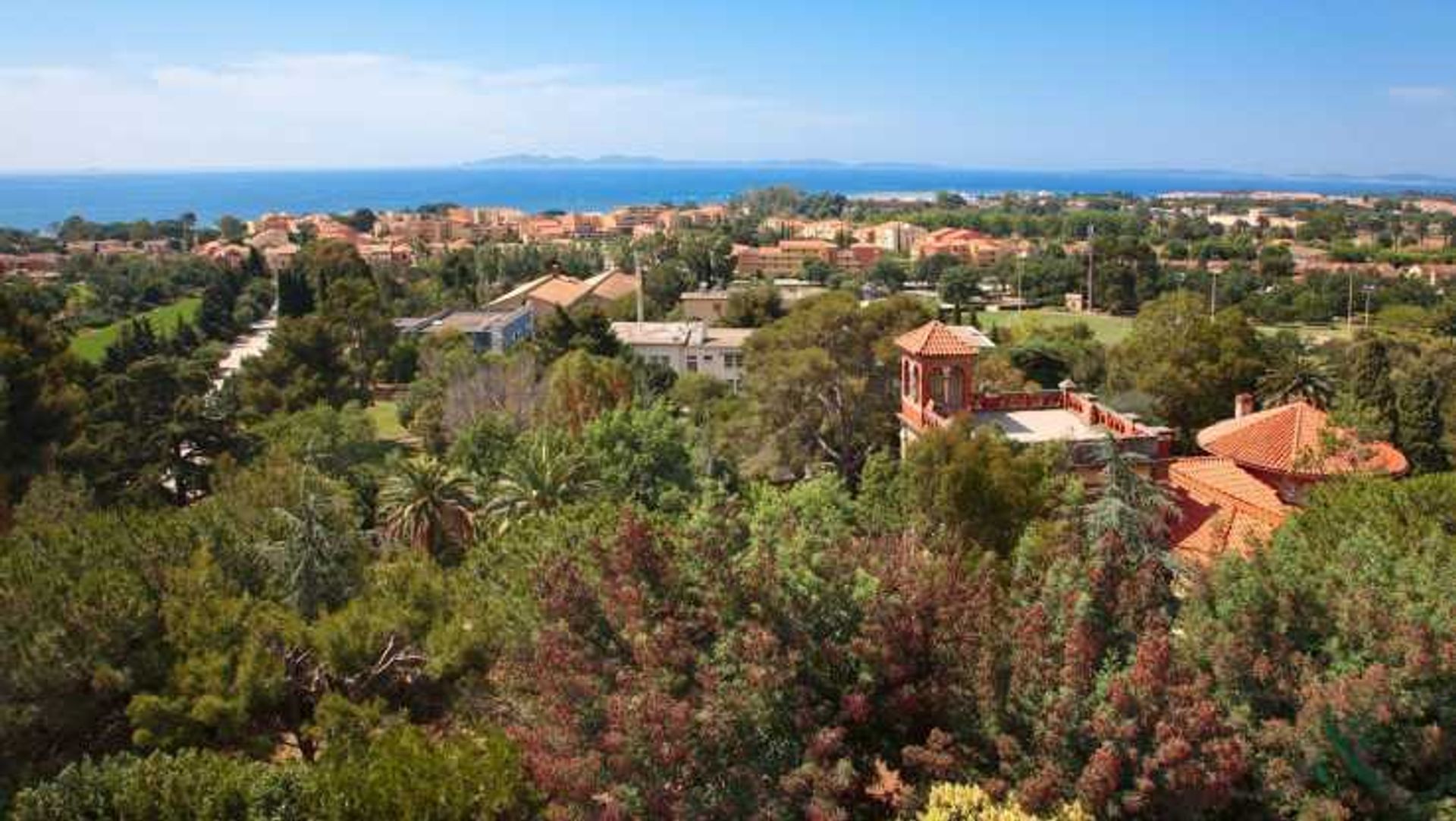 Condominium in La Londe-les-Maures, Provence-Alpes-Cote d'Azur 11752495