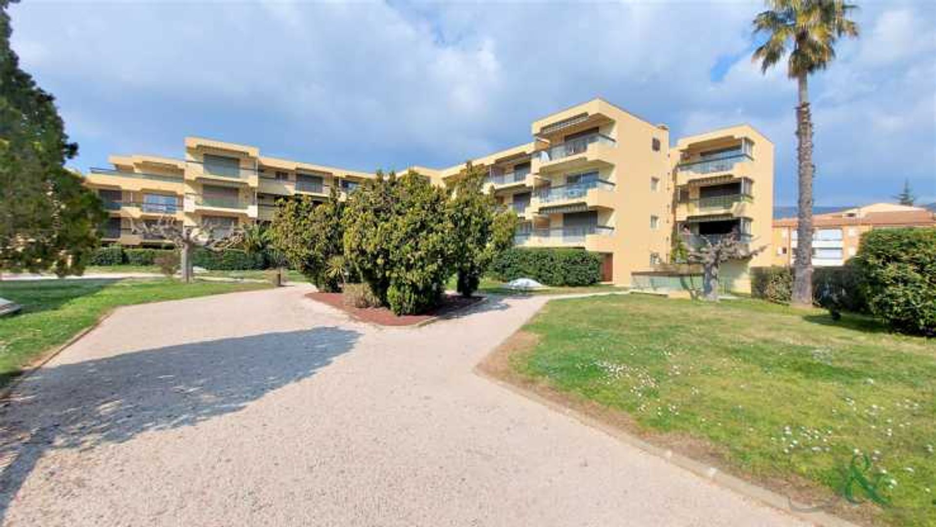 Condominium in Le Lavandou, Provence-Alpes-Côte d'Azur 11752571