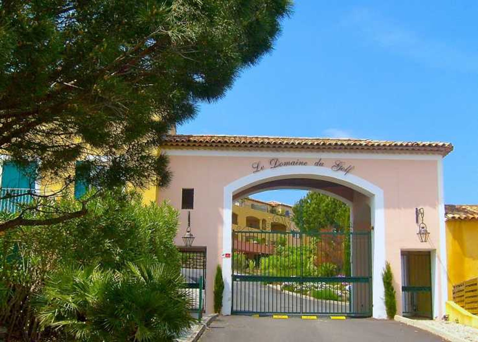 Condominium in Roquebrune-sur-Argens, Provence-Alpes-Cote d'Azur 11753055